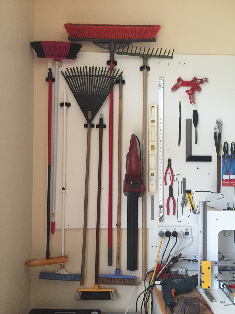 Miniatura 6 do modelo 3D Customisable Latching Broom Holder