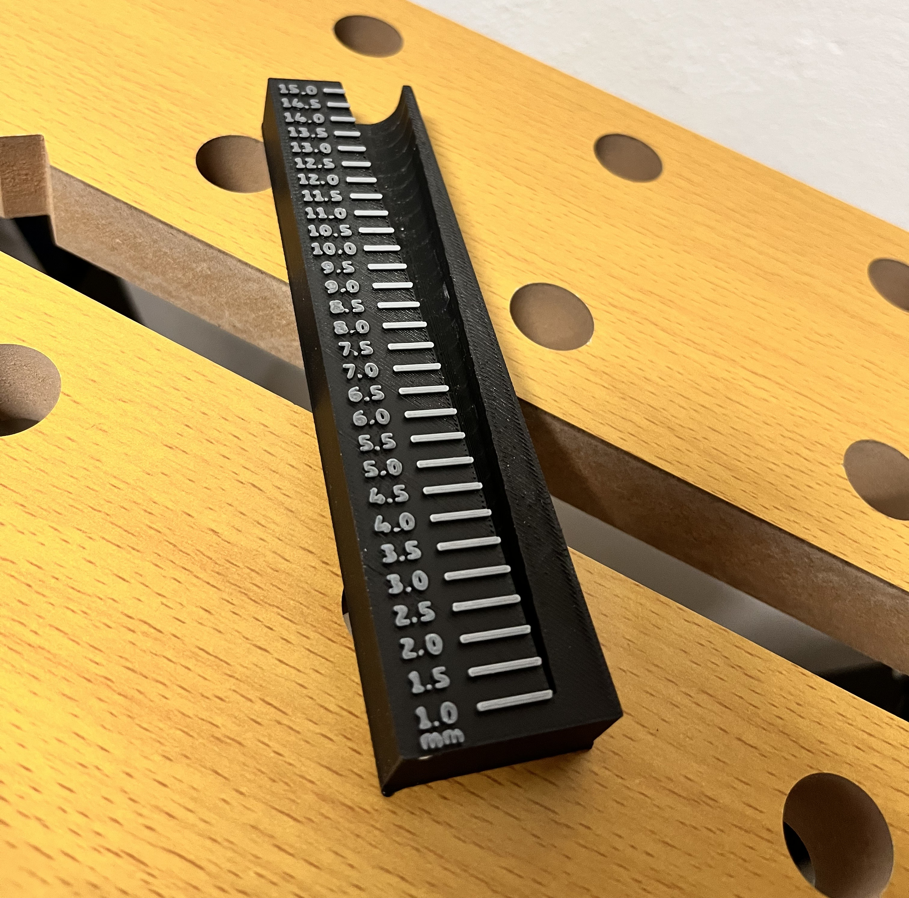 Drill bit measuring gauge