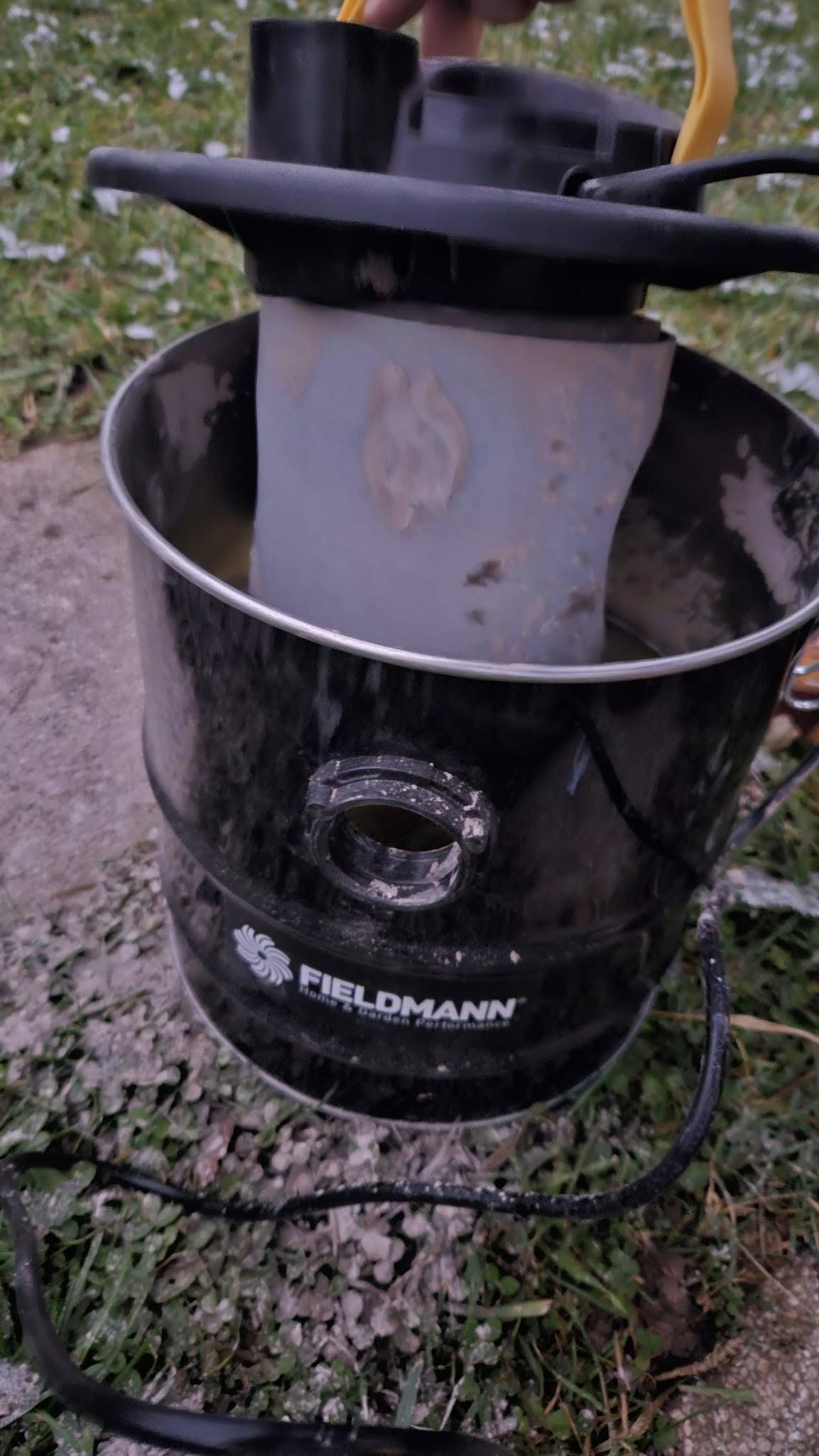 dust shield for ash vacuum