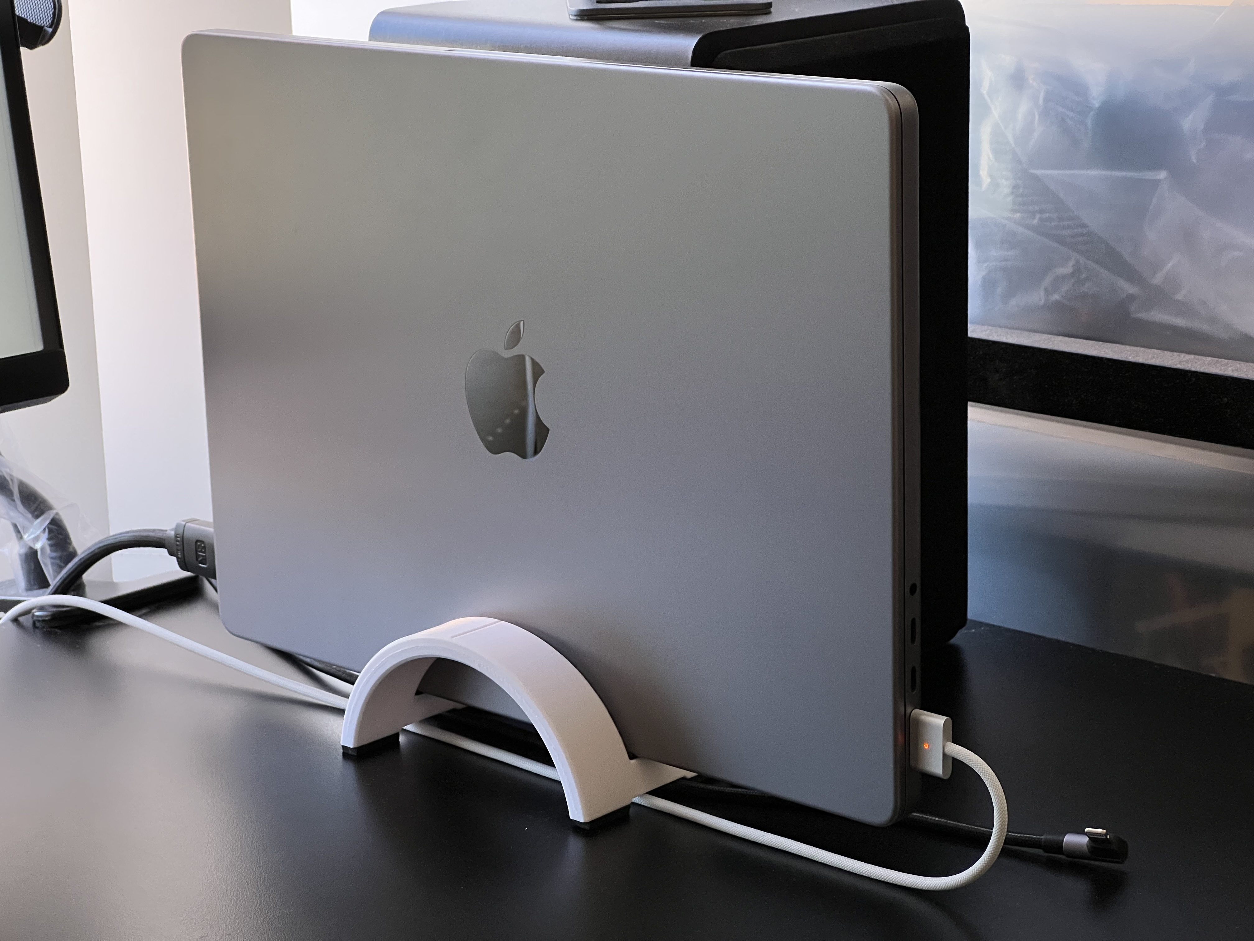 The Observatory: a parametric vertical laptop stand for the M1 Pro/M1 Max MacBook Pro (2021)