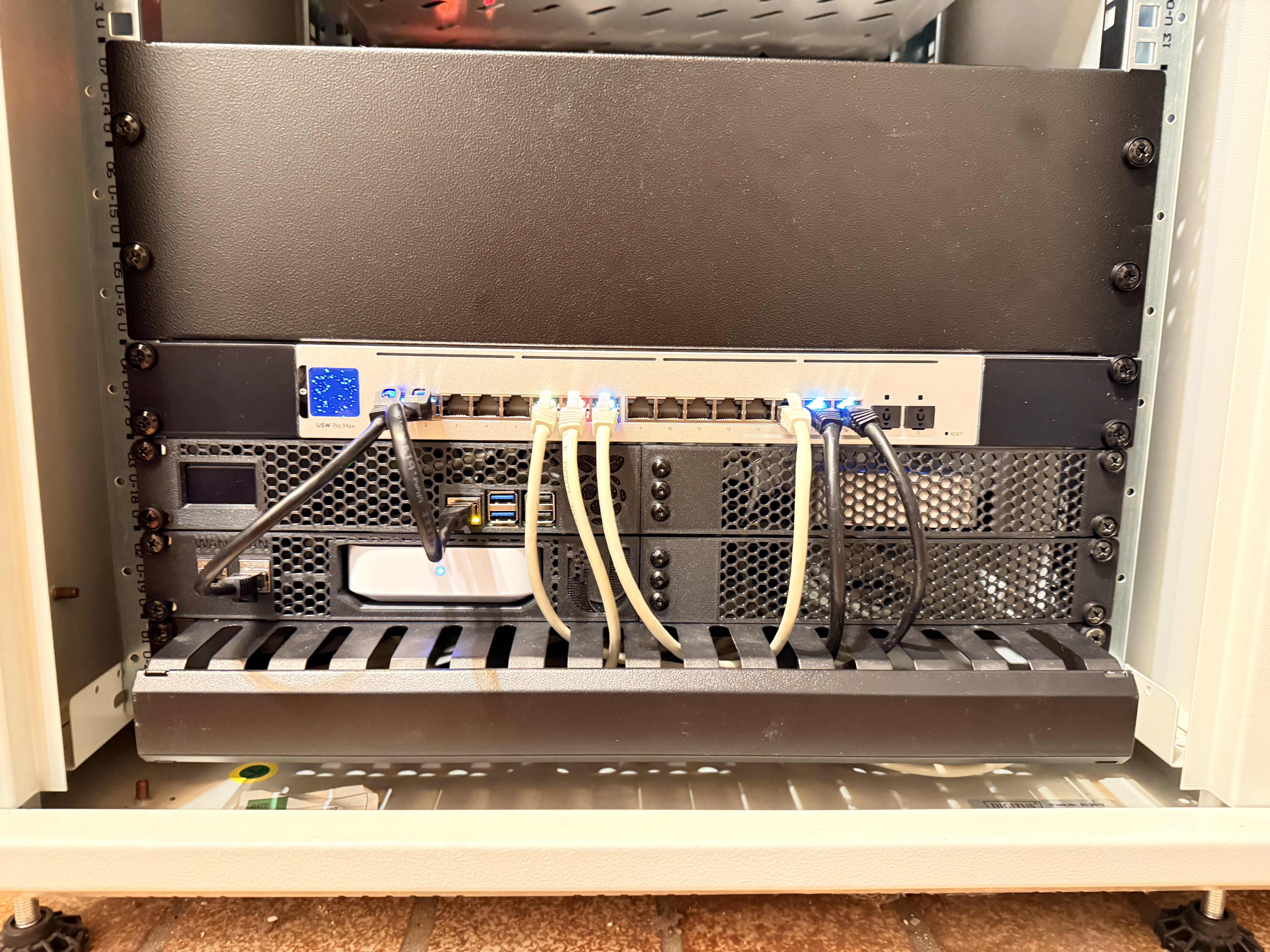 19" Raspberry Pi 5 Rackmount with 1.3" OLED Screen