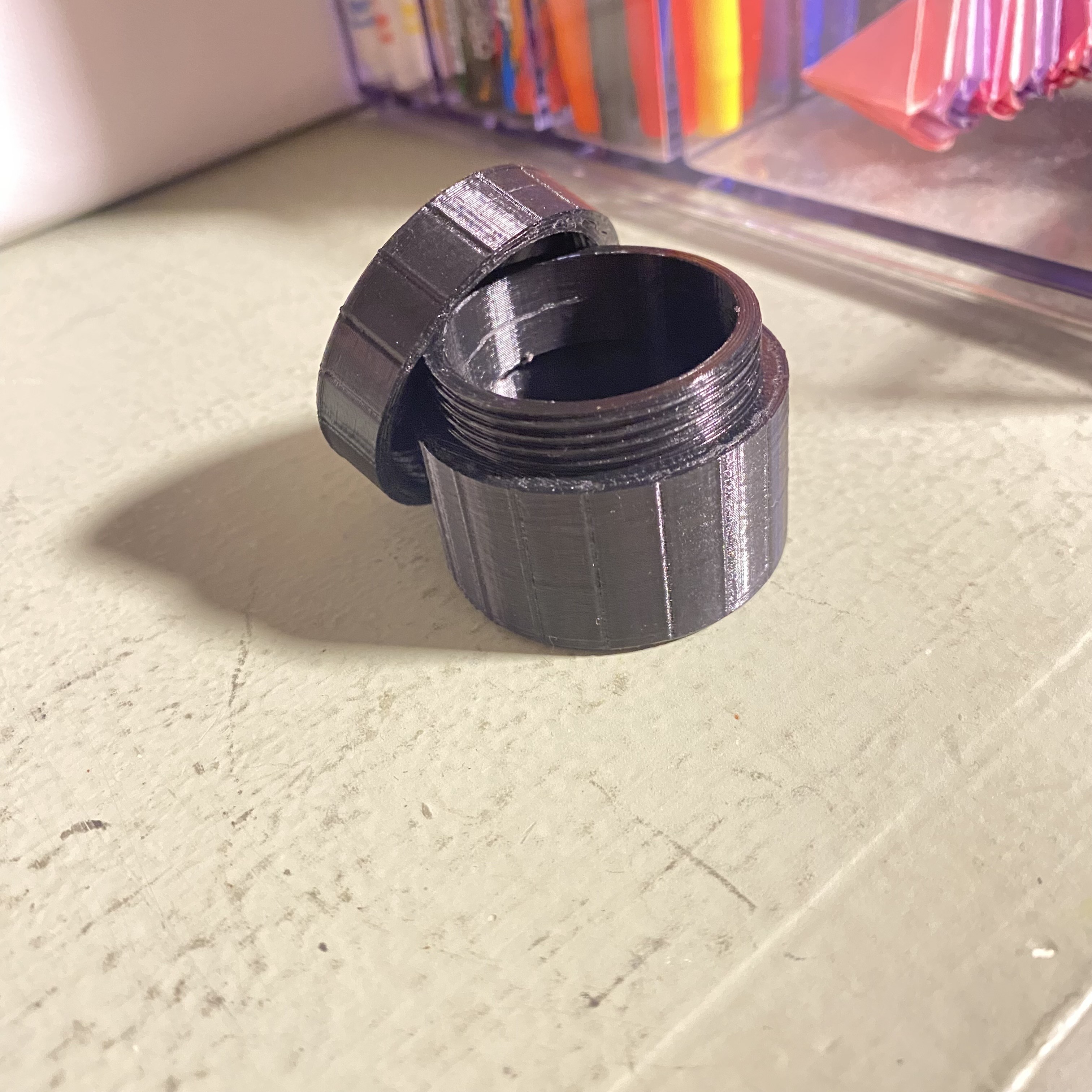 Cosmetic container with twisty lid. (low tolerance) easy to print.
