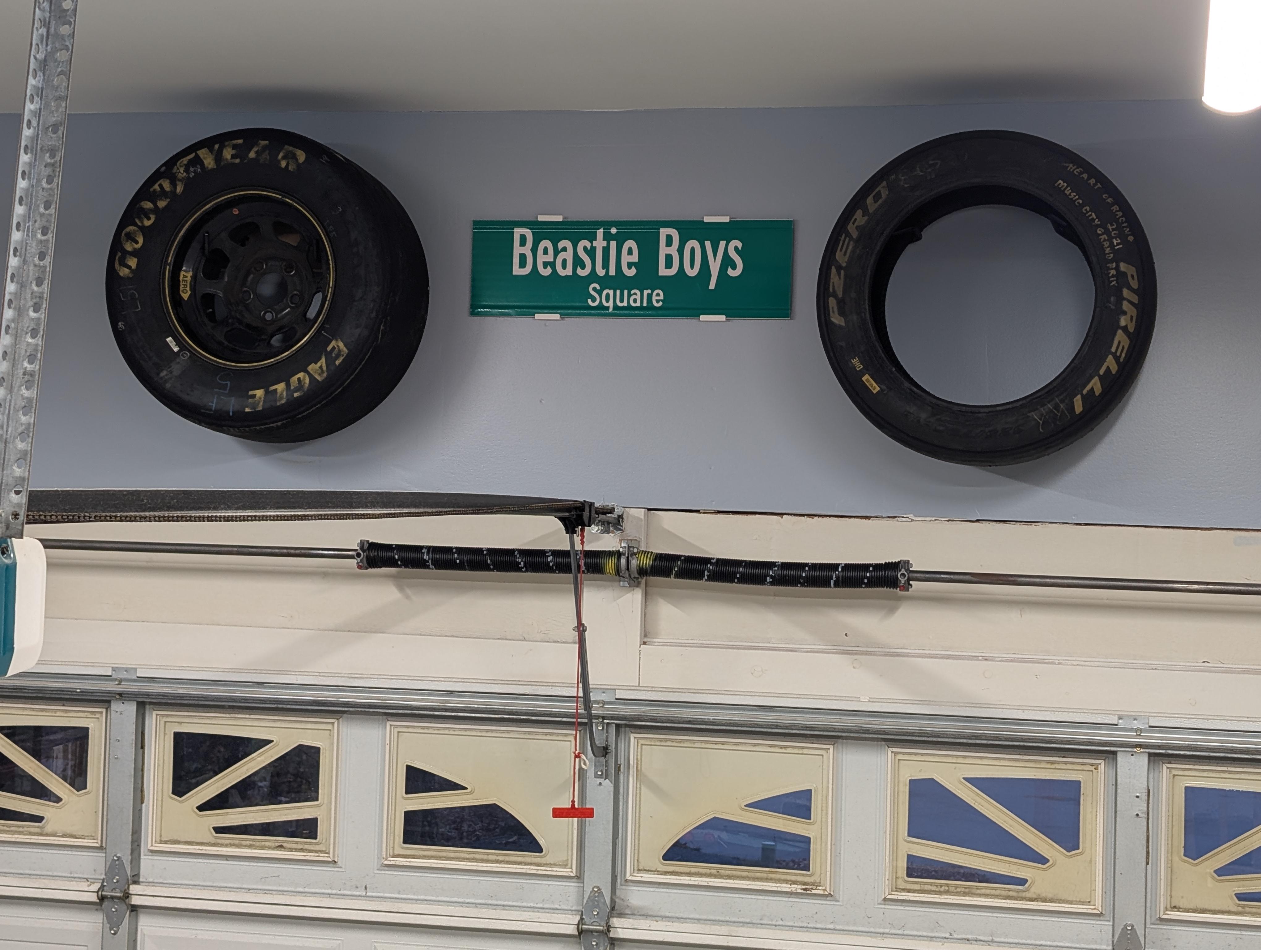 Street sign / road sign wall mount