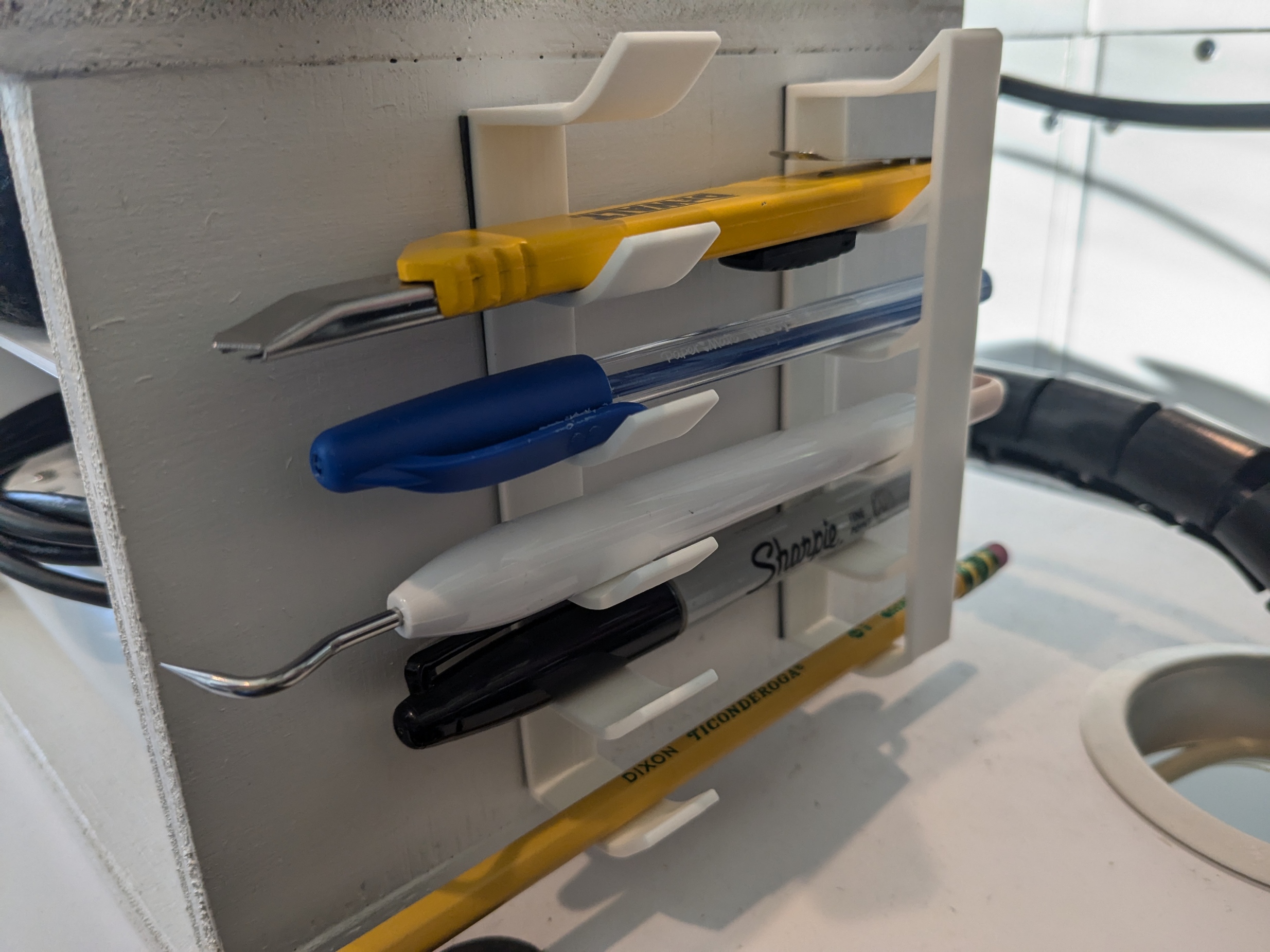 Space saving pen & pencil holder - the Pencil Rack V2