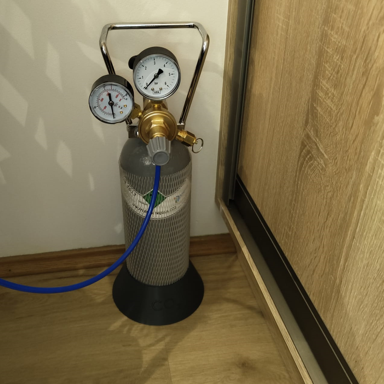 CO₂ bottle stand