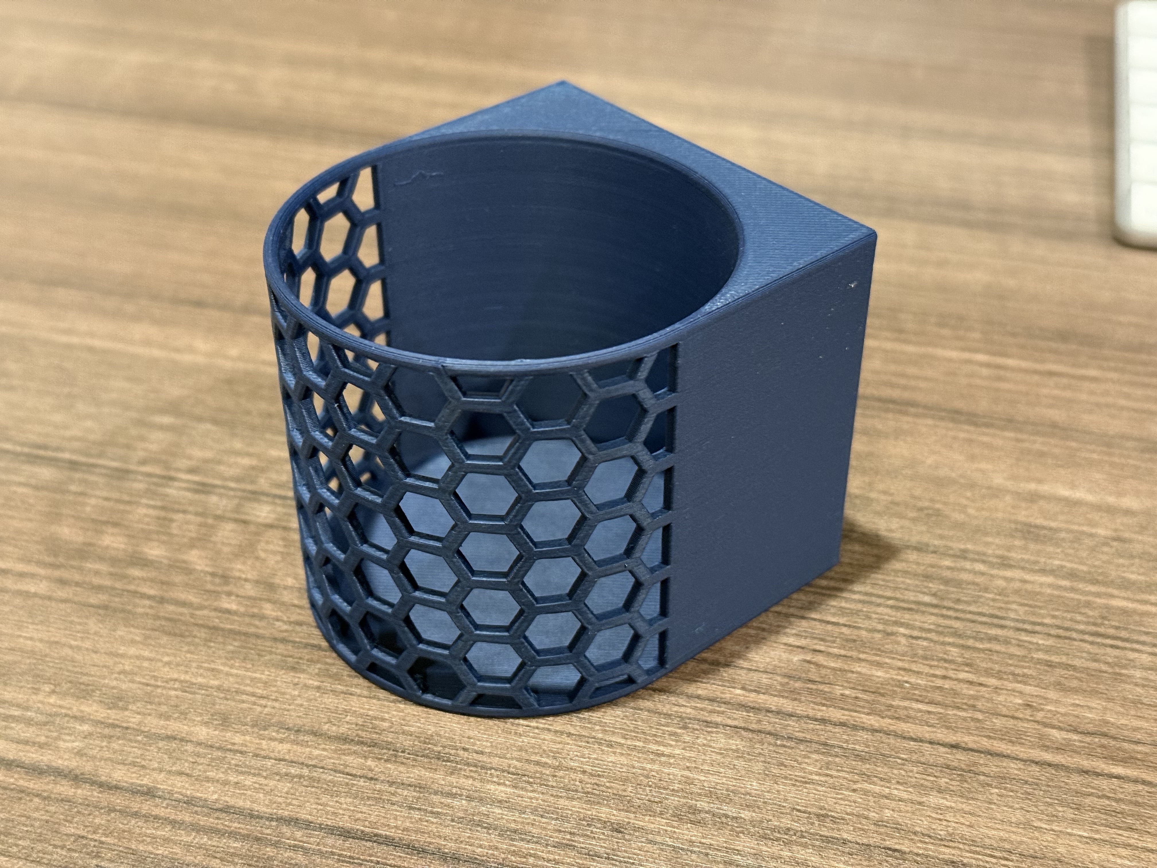 Multiboard Cylinder with Honeycomb Pattern, Multipoint attachments