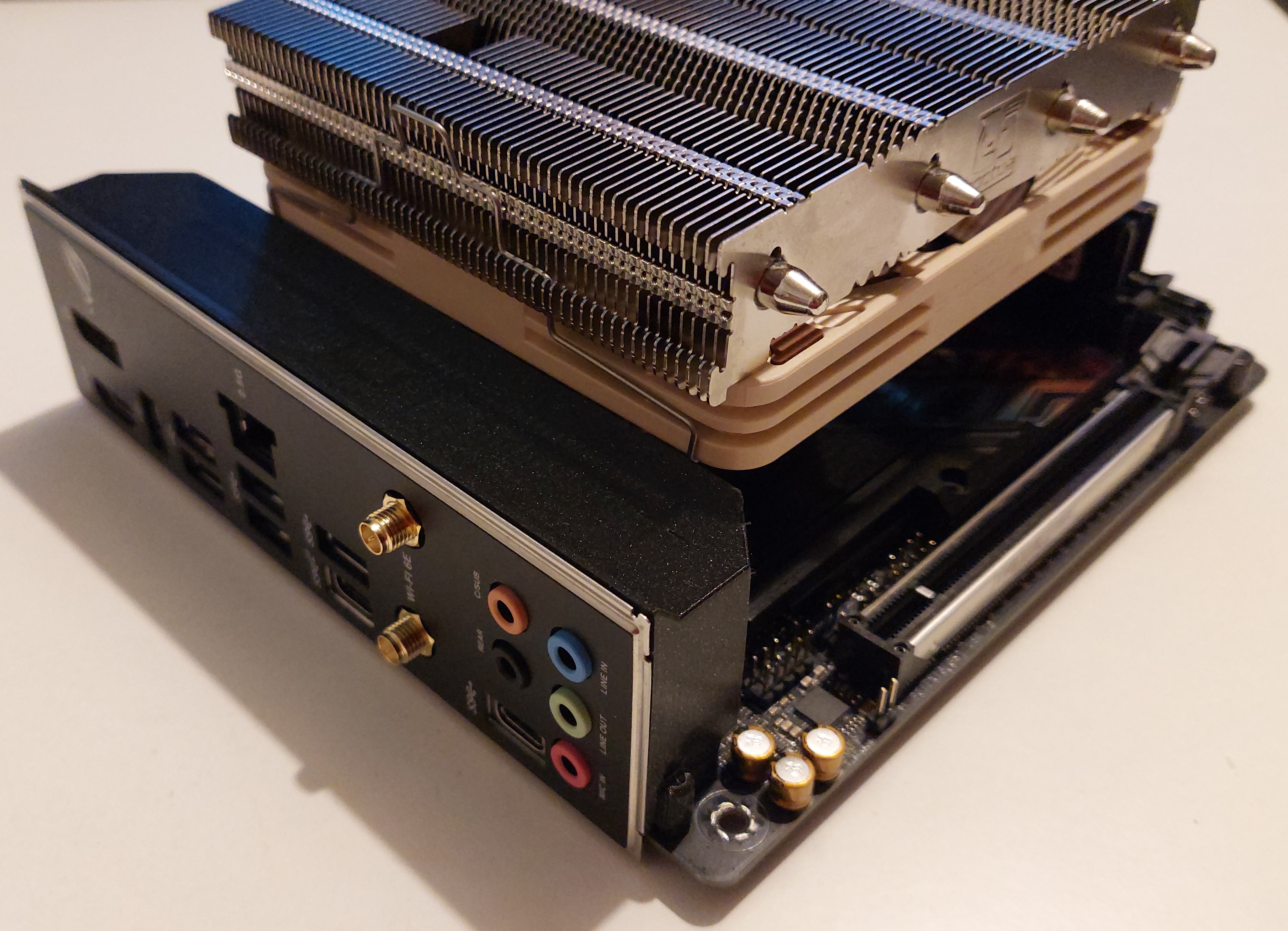 Asus ROG Strix B760I I/O Shroud