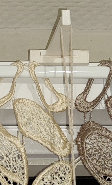 Haken zur Befestigung von Fensterdekorationen/ Hooks for attaching window decorations