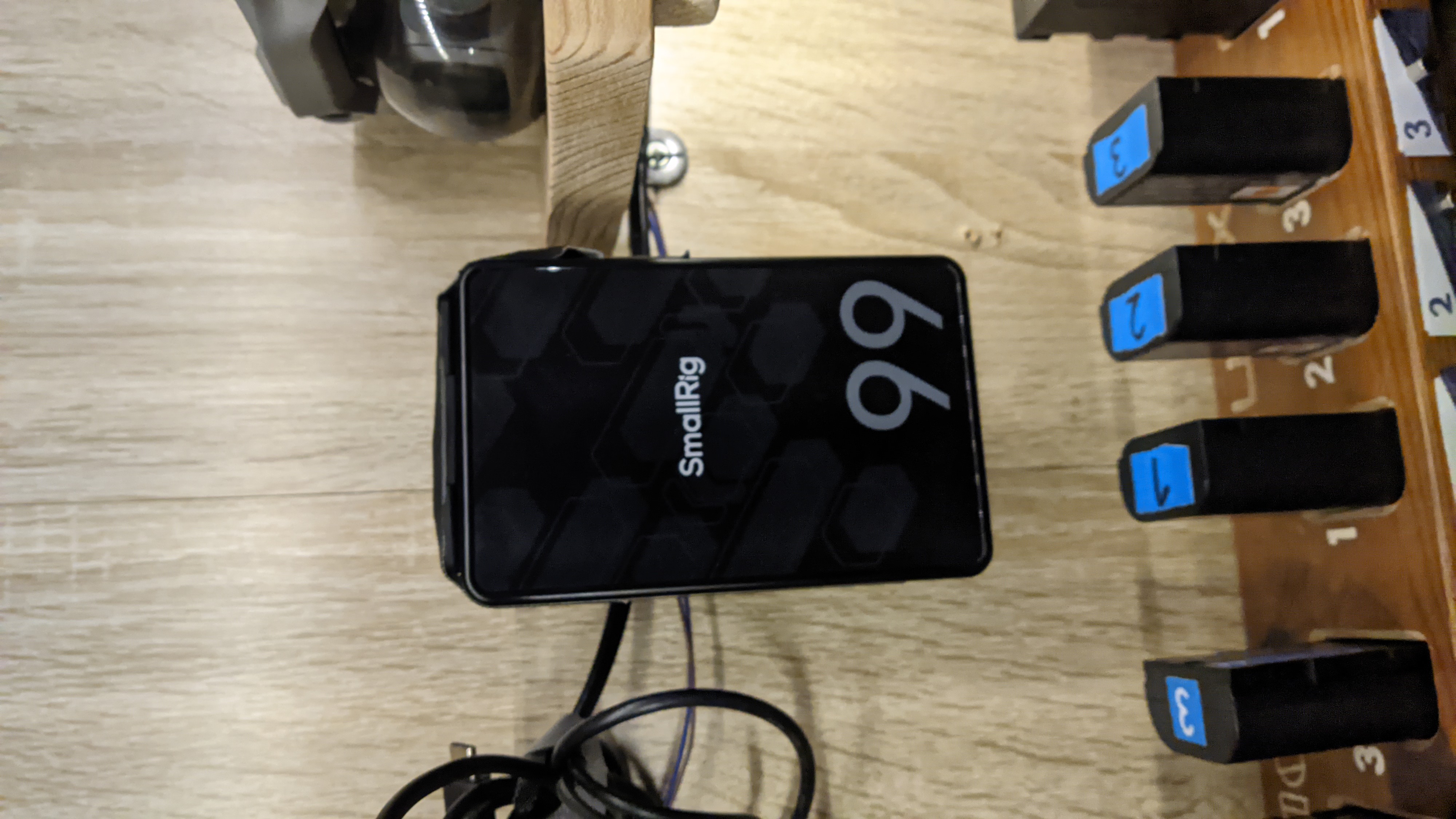 V-mount battery wall mount/storage — miniatura 2