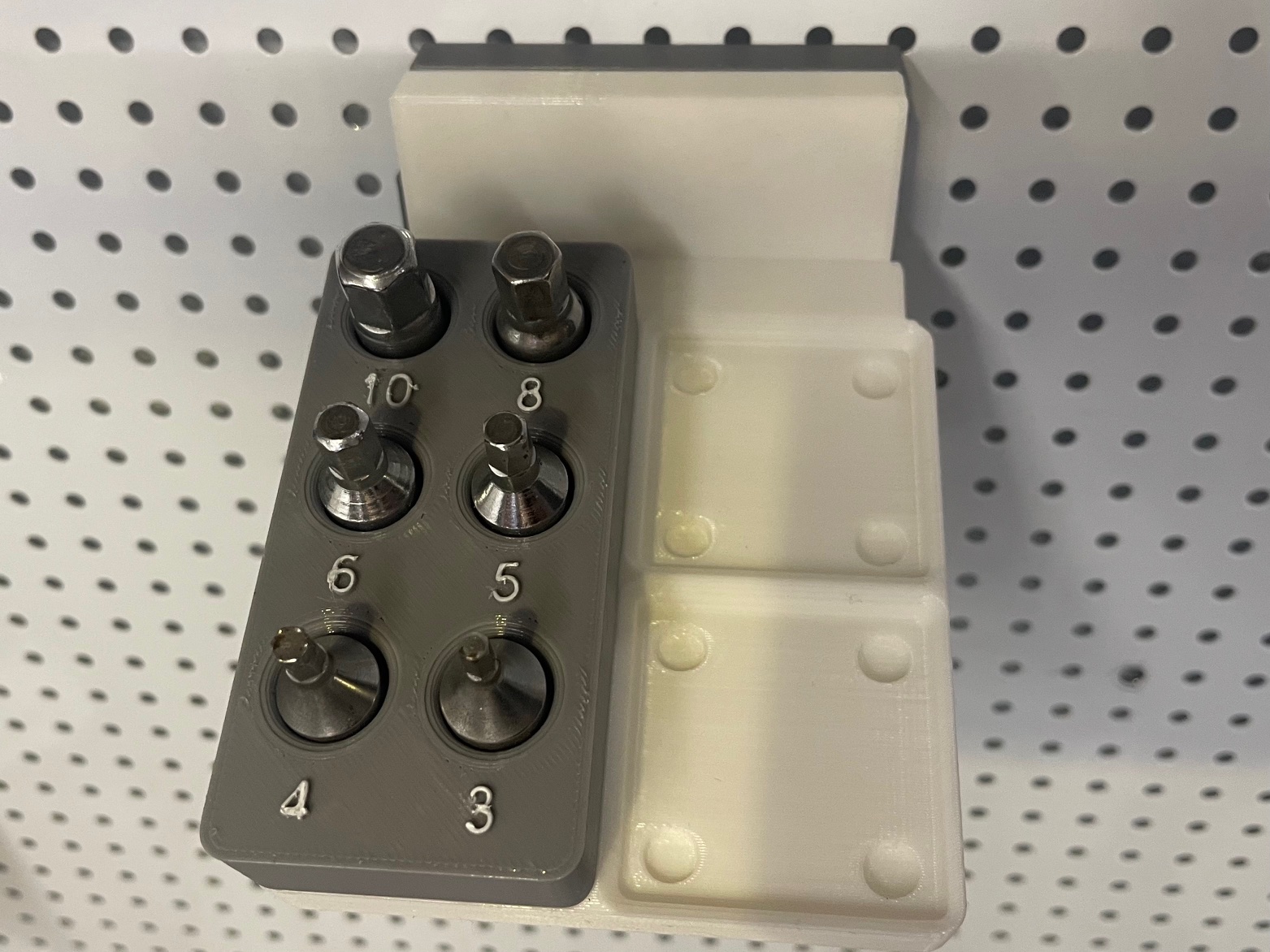 socket holder for 1/4" hex bits, 1x2 gridfinity bin