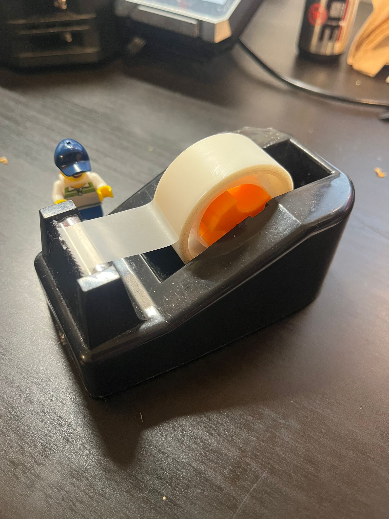 Tape dispenser roll / axis