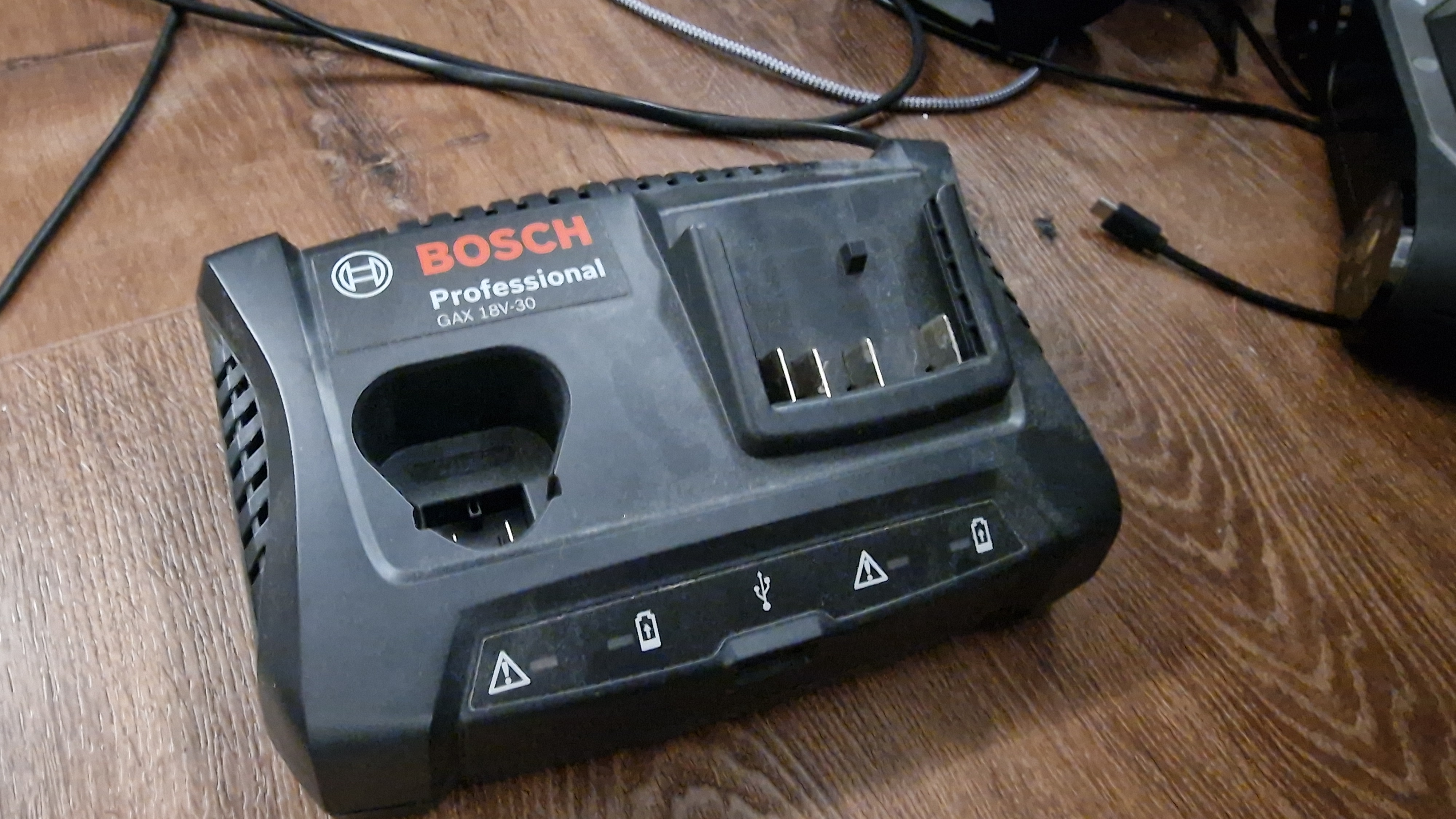 Bosch Professional Charger GAX 18V-30