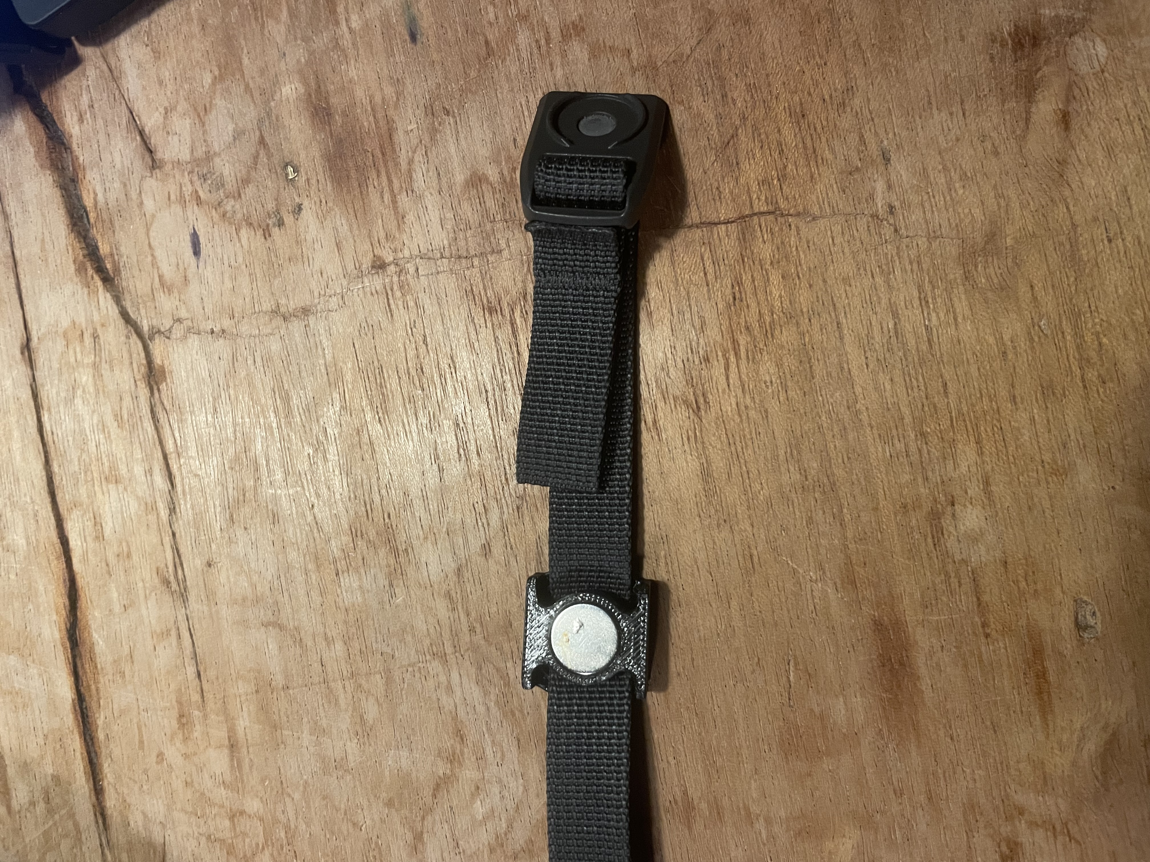 Magnetic clip for osprey water hose for camelbak