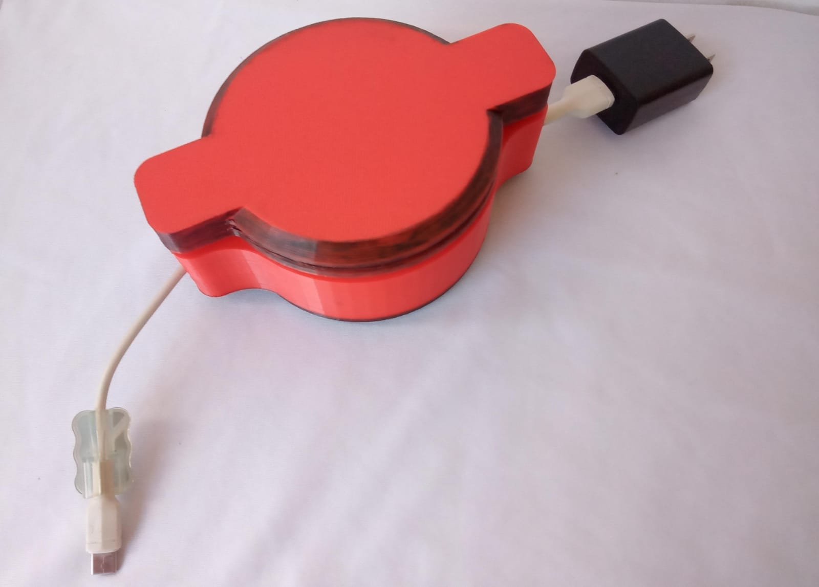 Organizador de cables con sistema retráctil