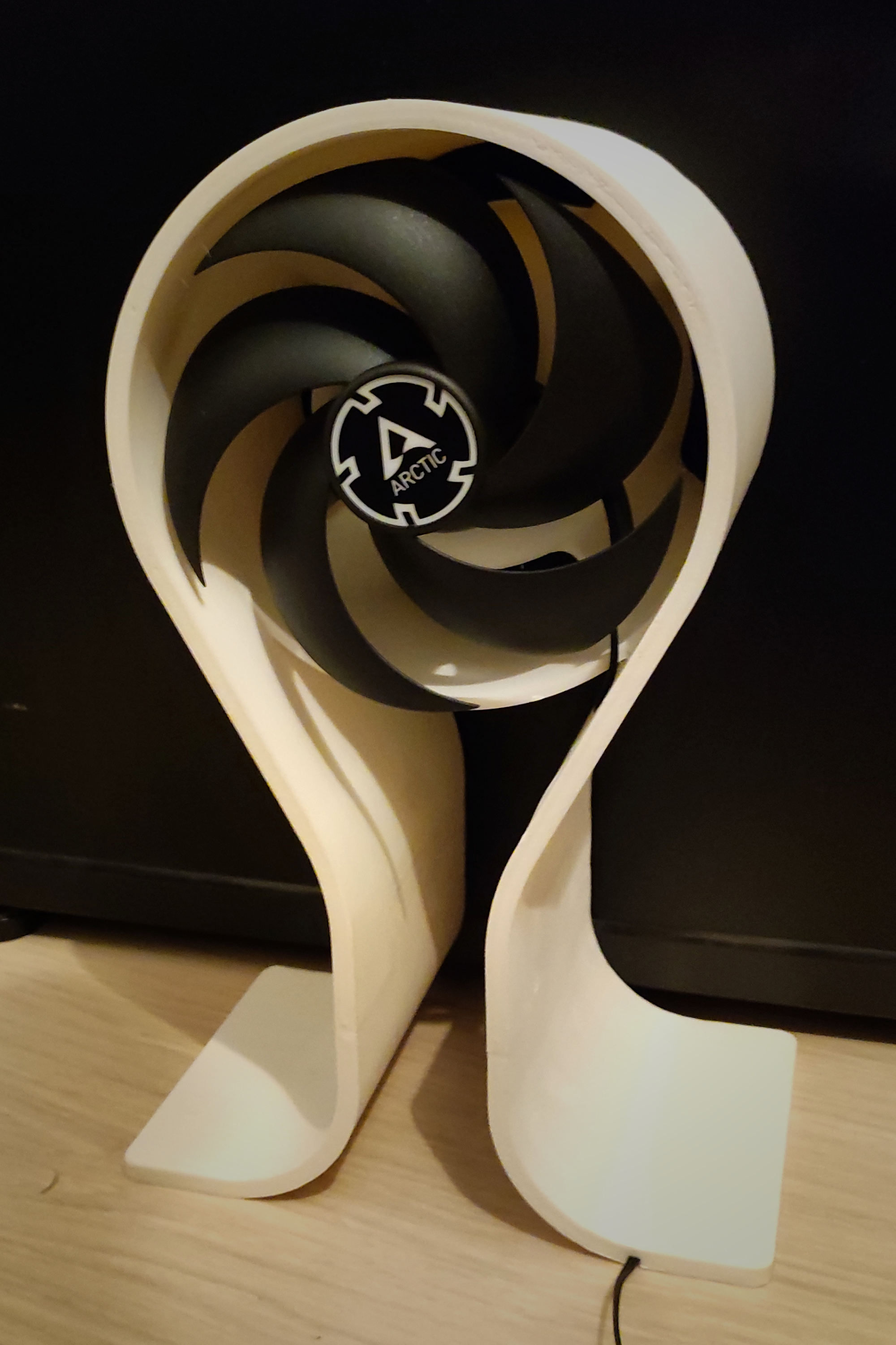 HeadsetstandFan with Noctua Airflow Amplifier