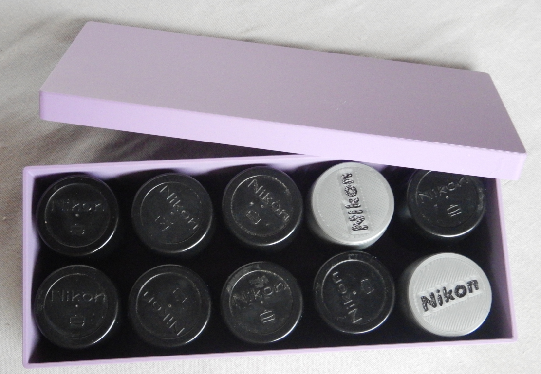 Box für die nachladbaren Nikon Filmkasetten; Box for the reloadable Nikon film cassettes