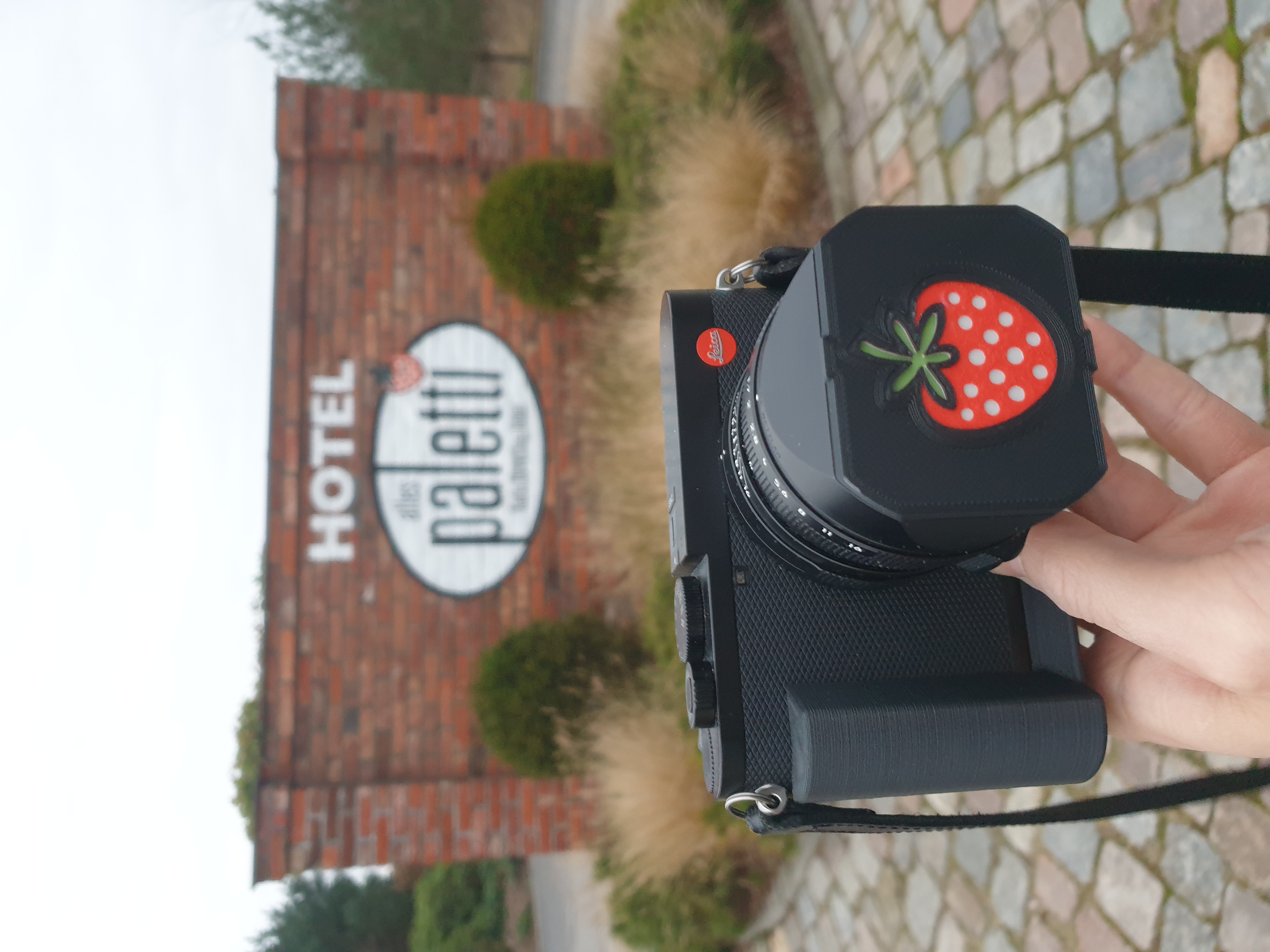 Leica Q (Type 116), Q2, Q3 Clip-On Lens Cap - Karls Erlebnis-Dorf Mod