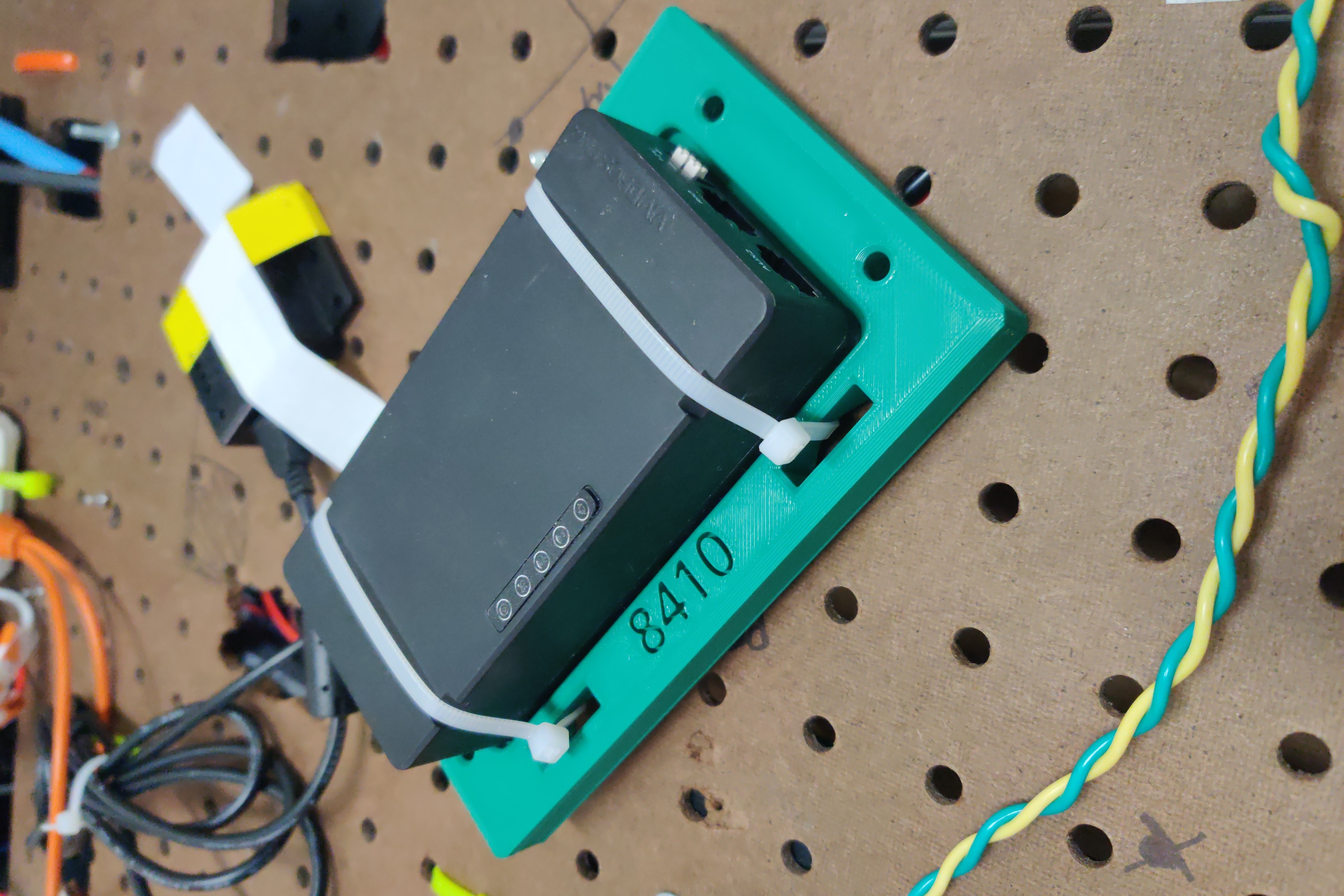 10-32 Bolt Mount for Vividhosting VH-109 FRC radio