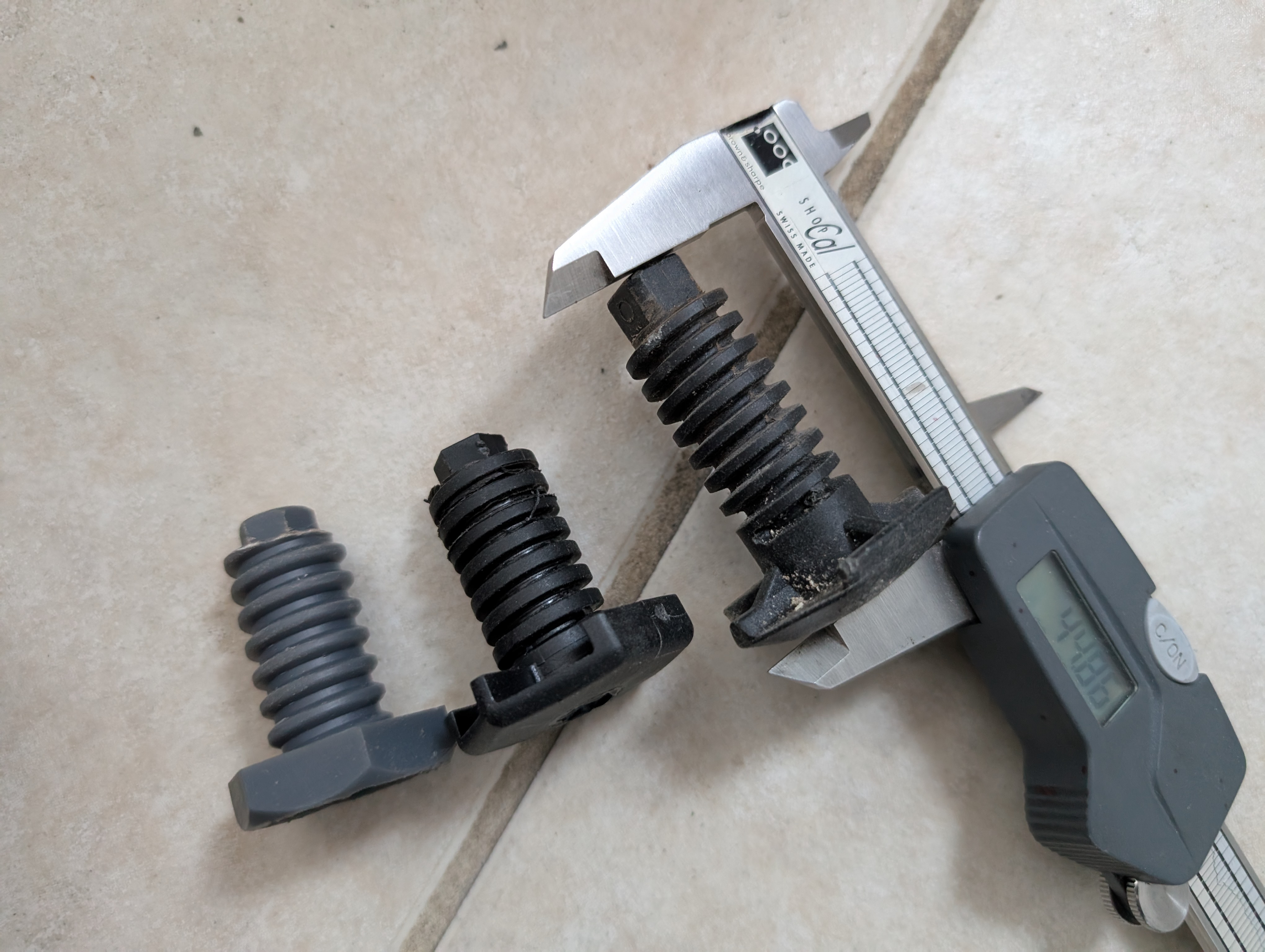 Leveling foot for GE stove
