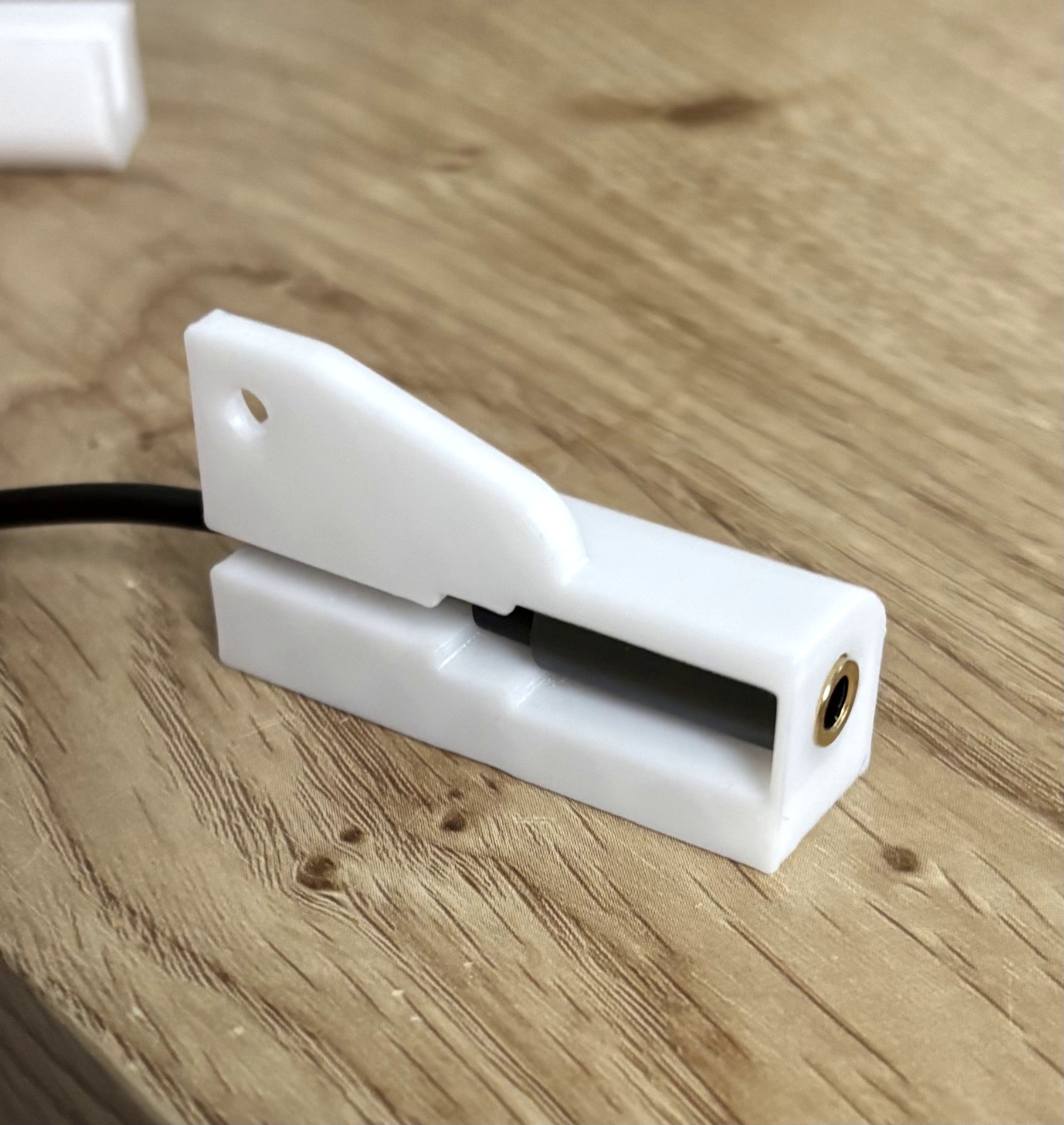 Amazon's deleyCON 3.5mm jack extension cable case