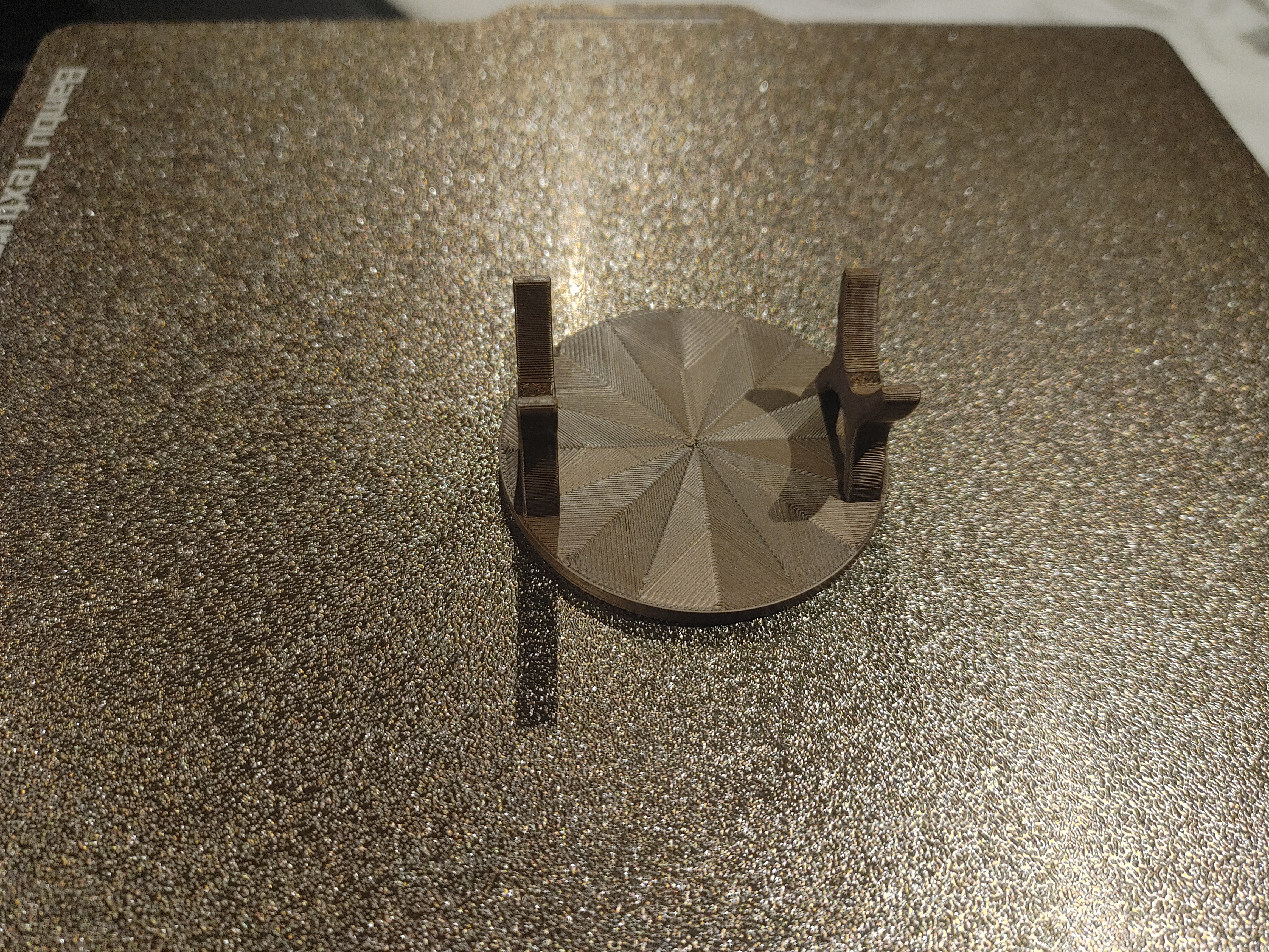 Penholder with round turntable base