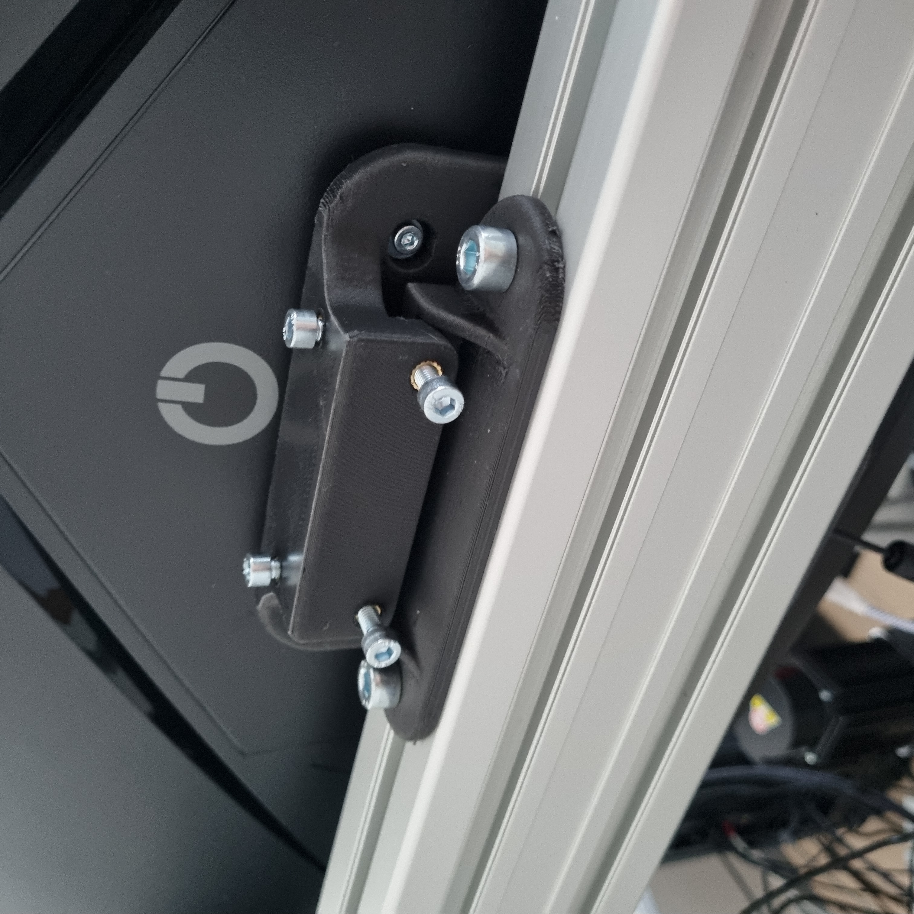 Adjustable Vesamounts for Triple Screen