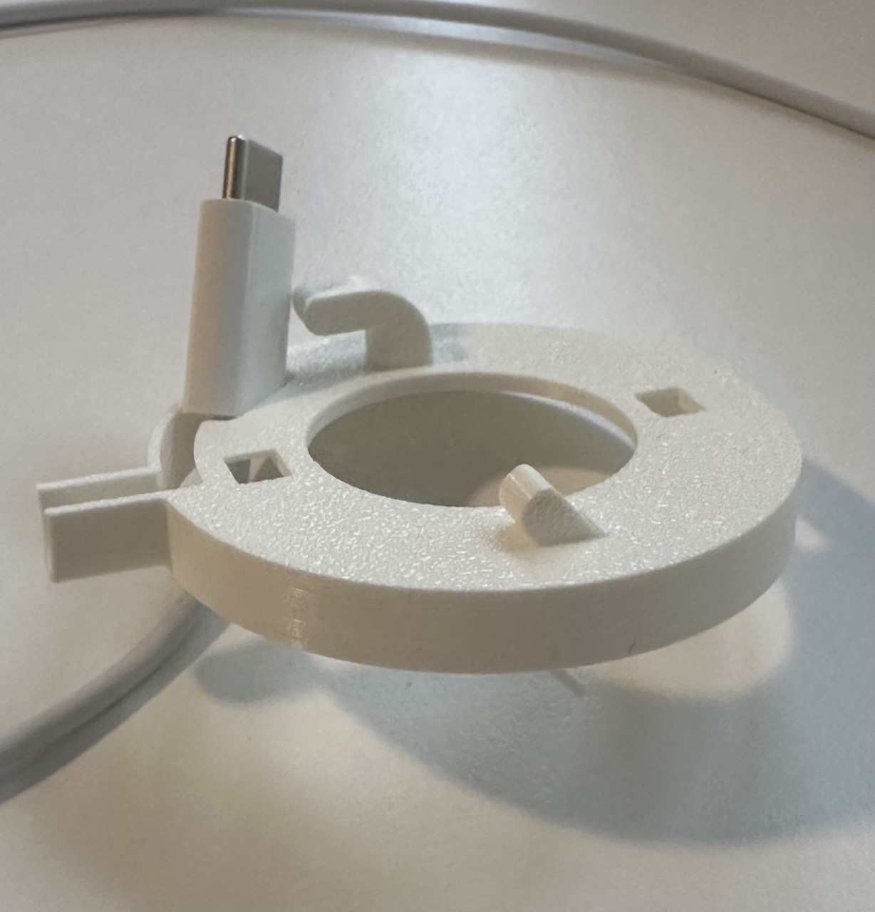 Minimalistic IKEA Skadis Apple MagSafe Charger Holder — miniatura 4