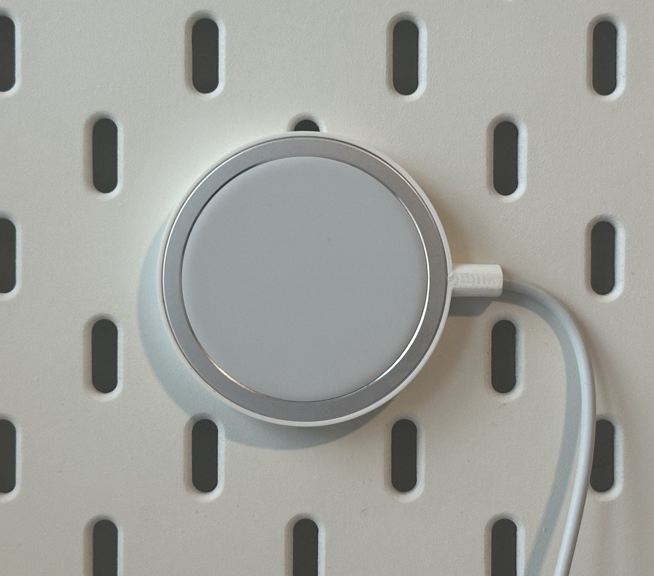 Minimalistic IKEA Skadis Apple MagSafe Charger Holder — miniatura 2