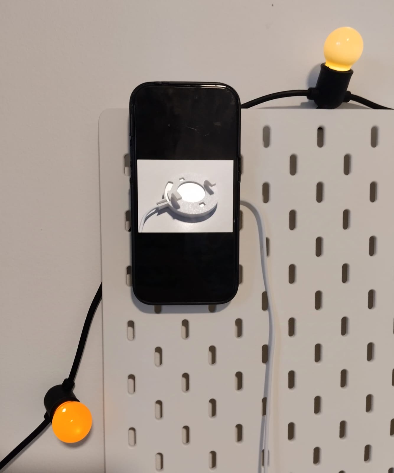Minimalistic IKEA Skadis Apple MagSafe Charger Holder — miniatura 3