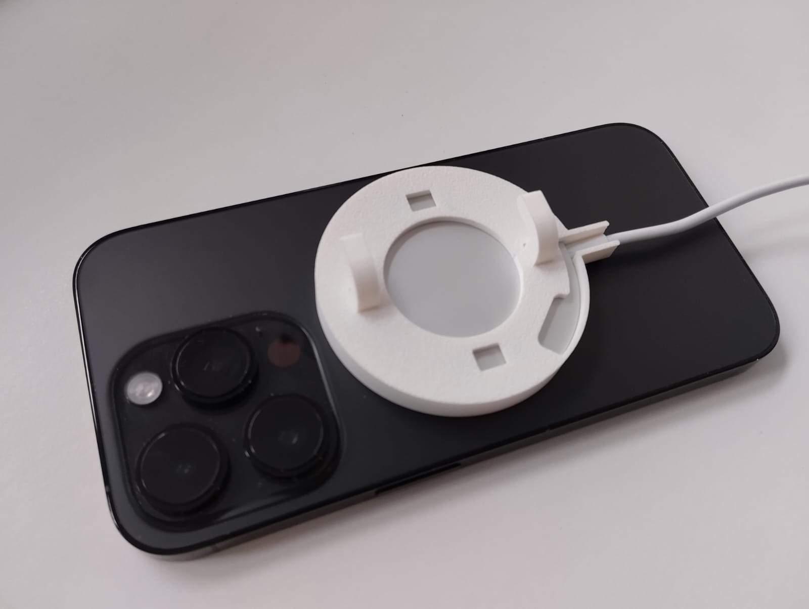 Minimalistic IKEA Skadis Apple MagSafe Charger Holder — miniatura 5