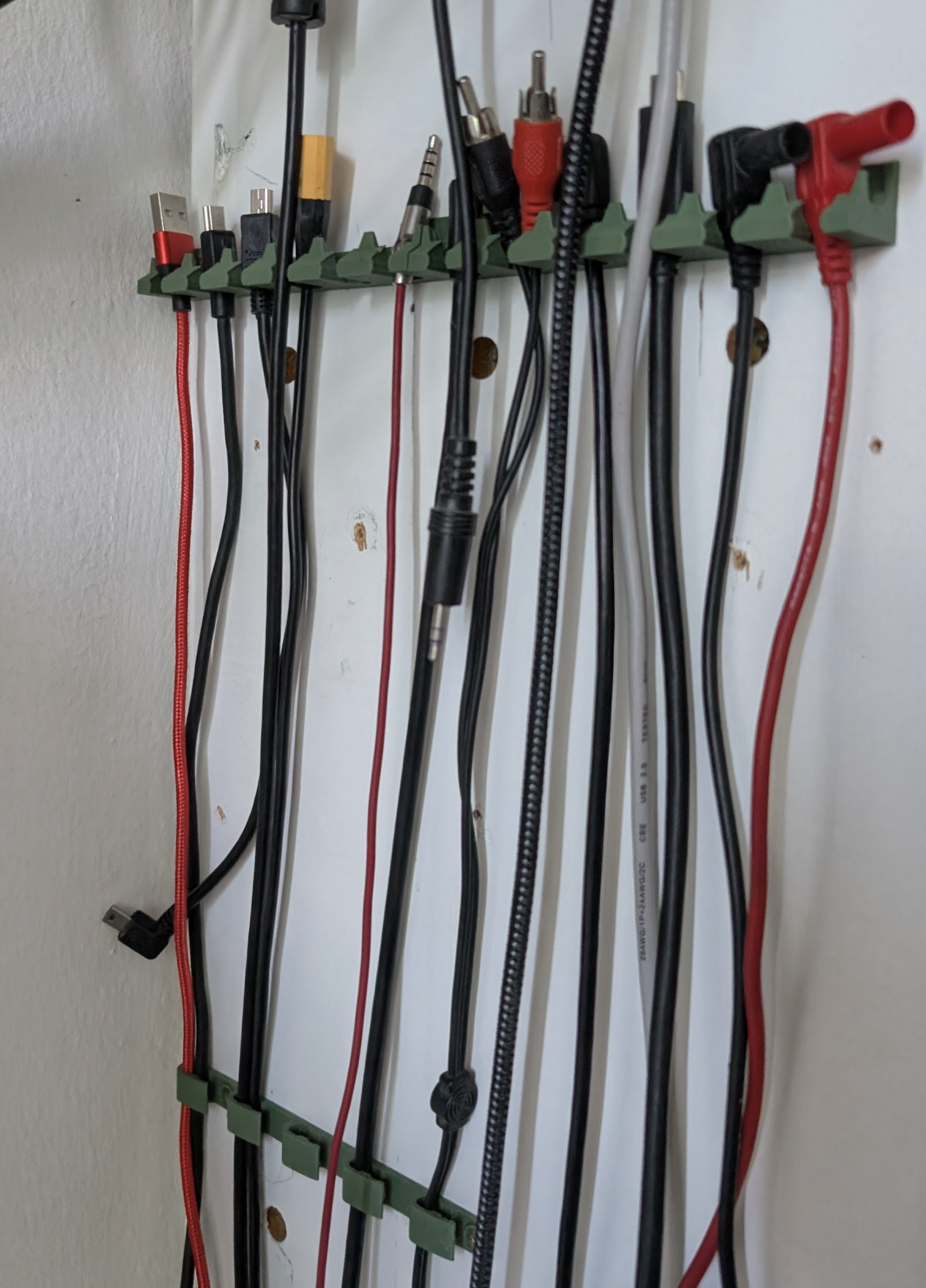 Universal cable holder (small cables/usb)