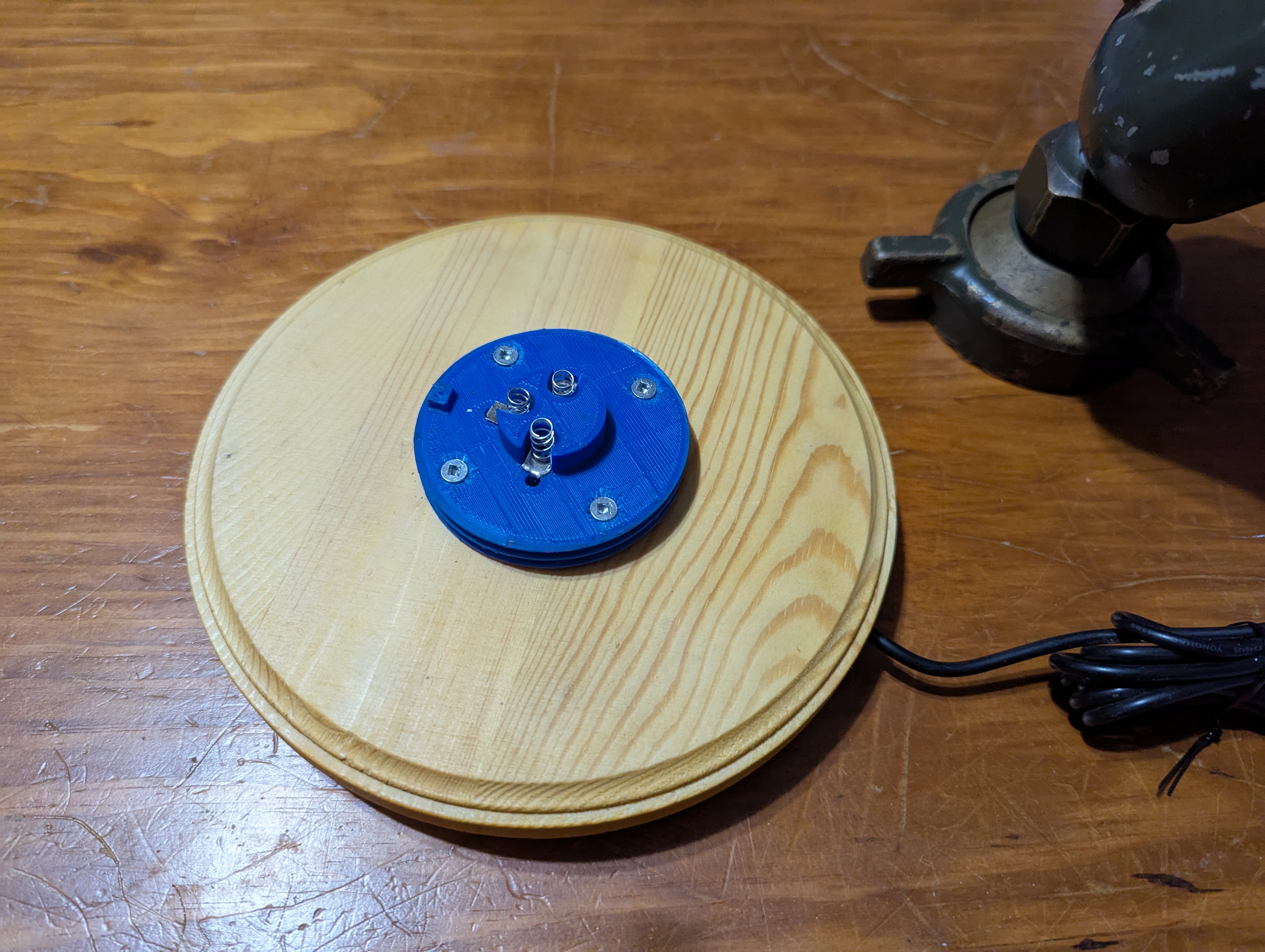 Leopard tank lamp base