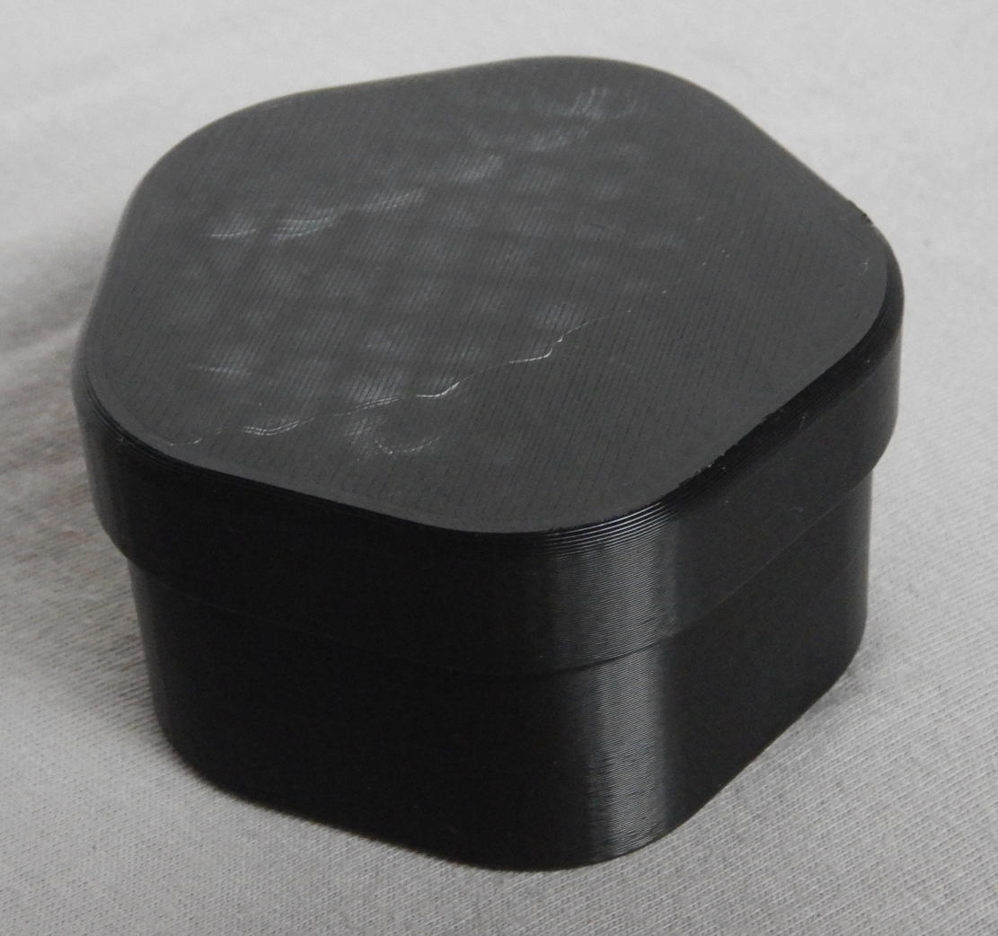 Dose fünfseitig abgerundet; Can with five sides rounded