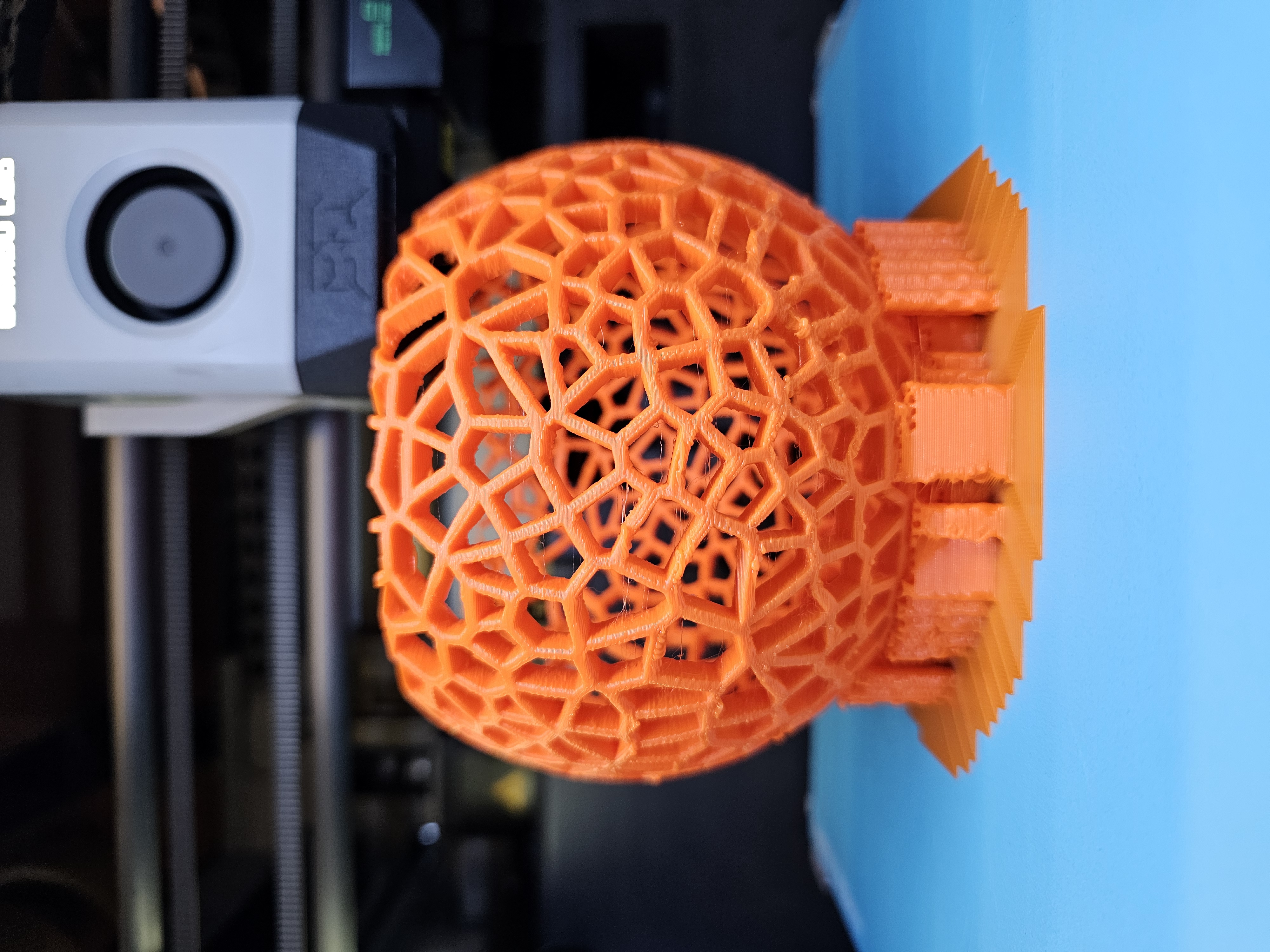 Airless ball voronoi pattern (strong) 120mm