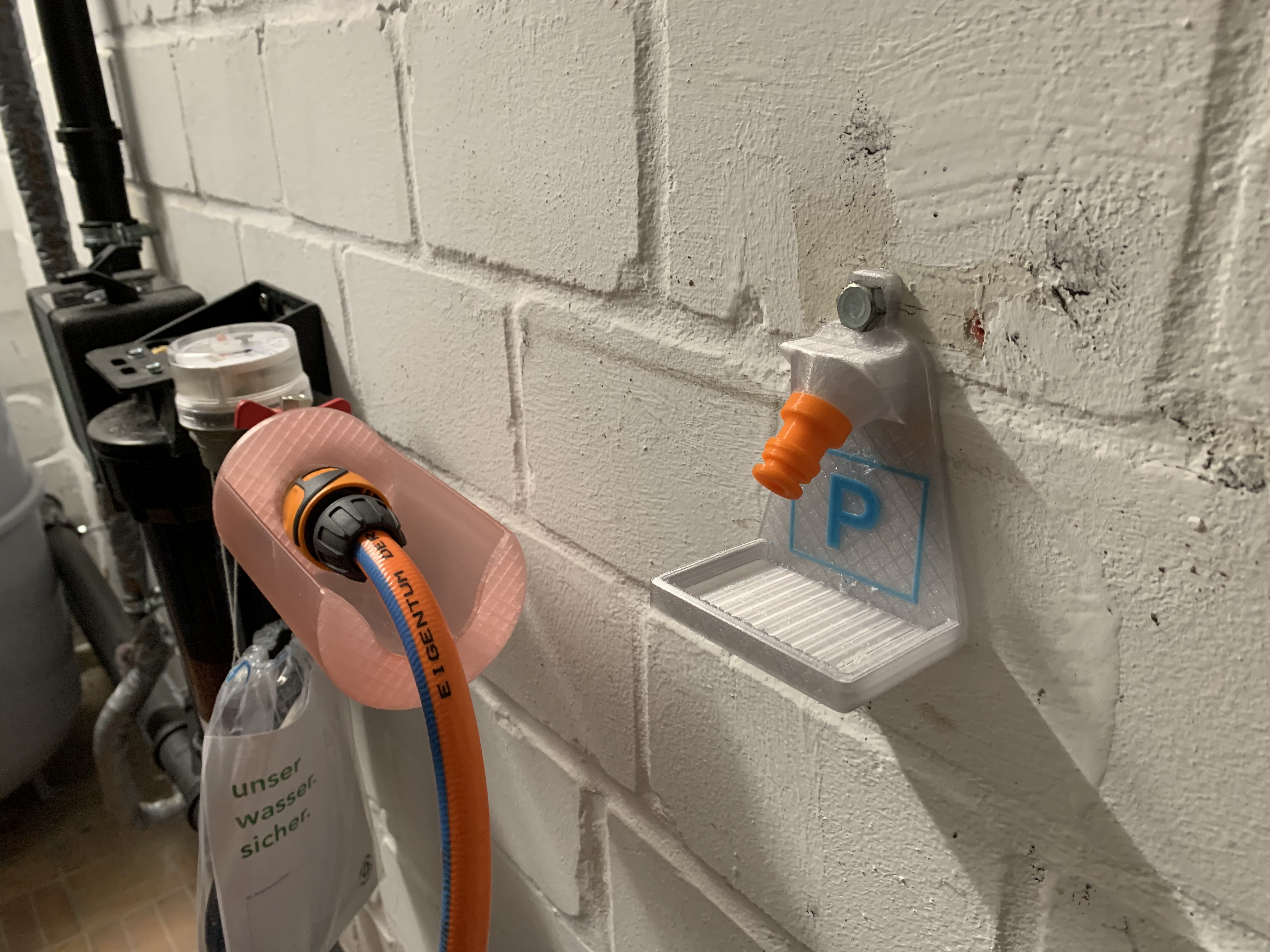 Quick-Release Hose Wall Mount