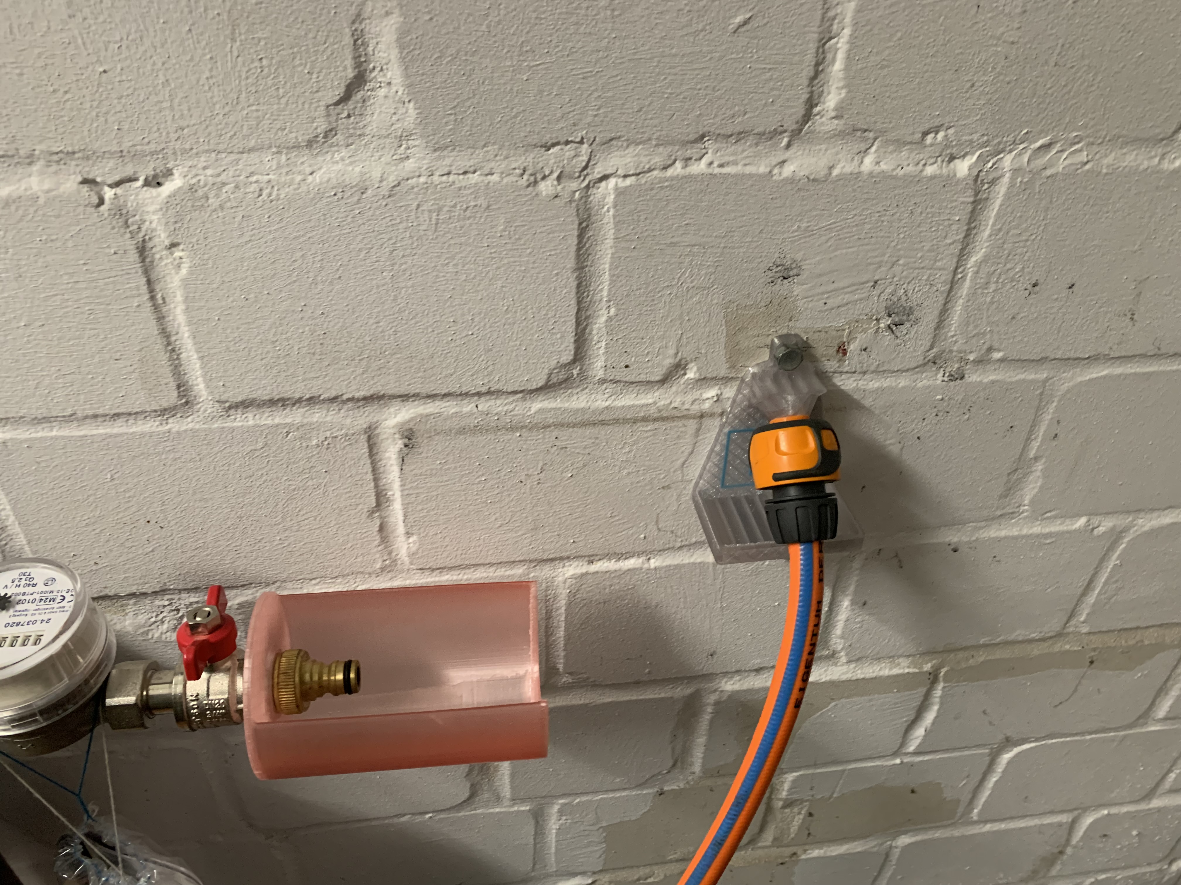 Quick-Release Hose Wall Mount — thumbnail 2