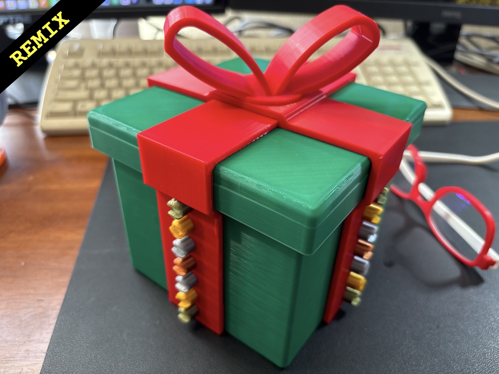 Remixed Annoying Gift Box by LittleCoolBomb - sized in mm, separate lid, support-free print