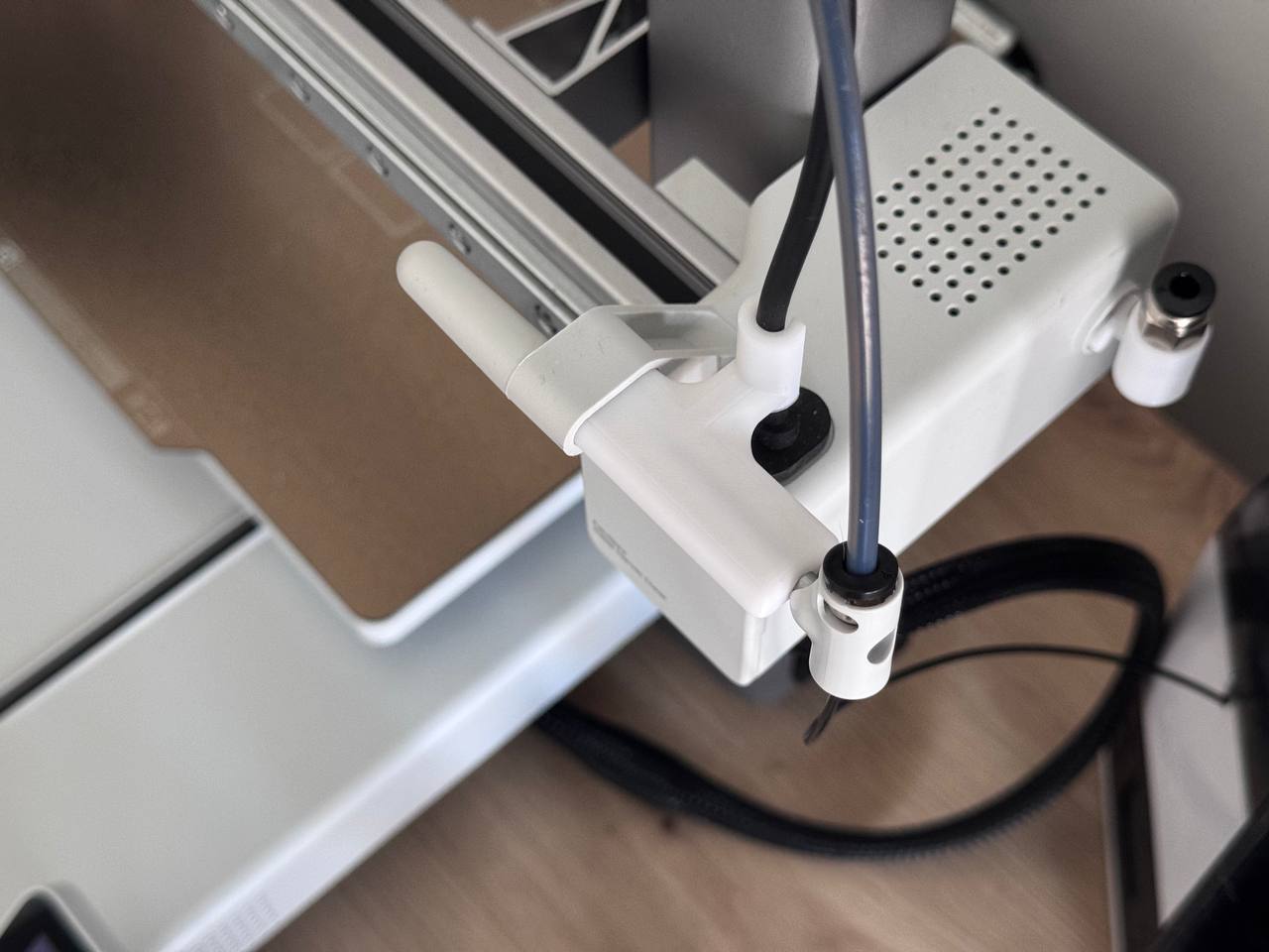 Miniatura 2 do modelo 3D A1 CABLE GUIDE and SIDE-LOADING Connector