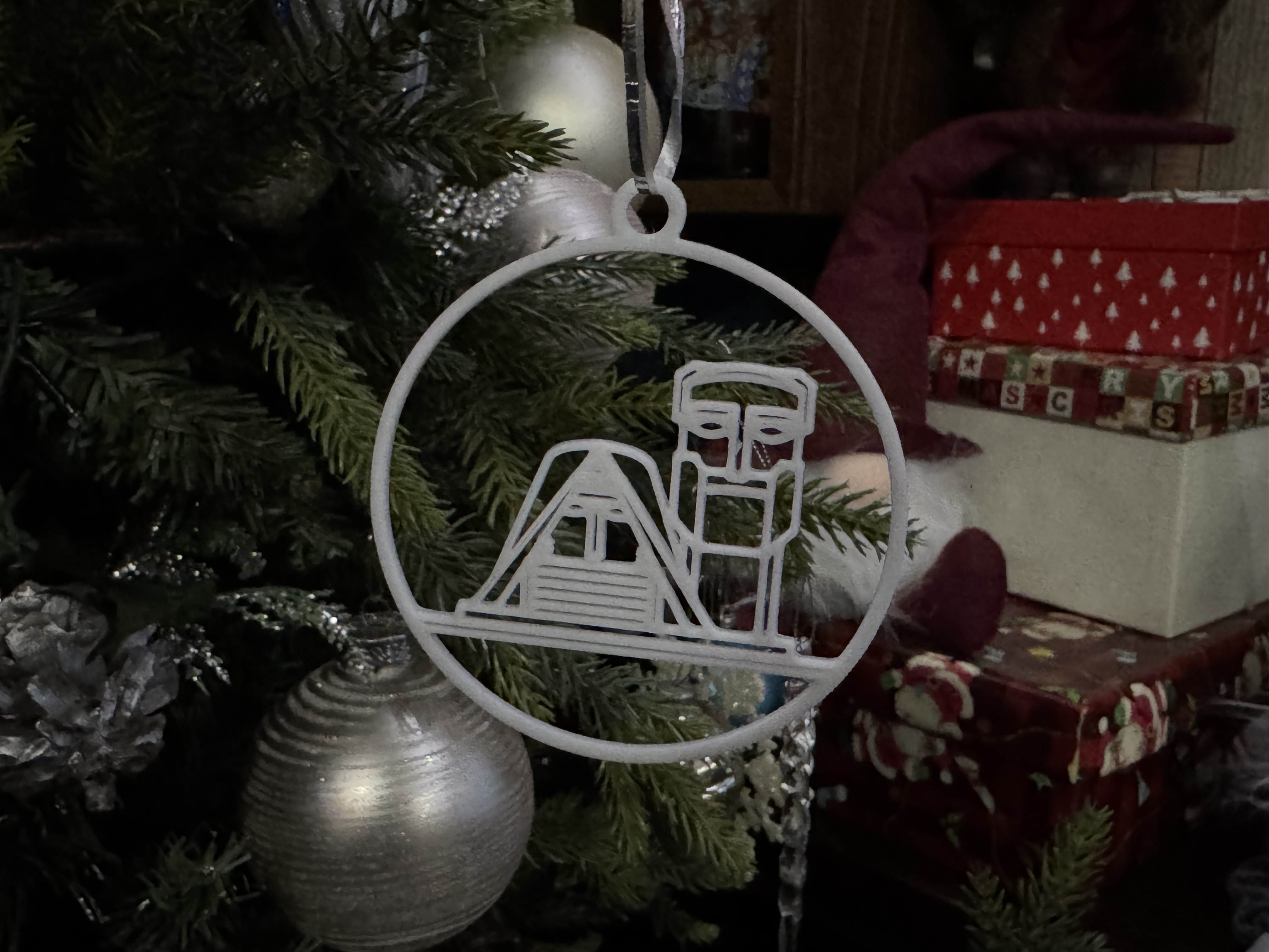 We Are Our Mountains - Tatik Papik (Grandma Grandpa in Armenian) - Line Art Christmas Tree Ornament — miniatura 2