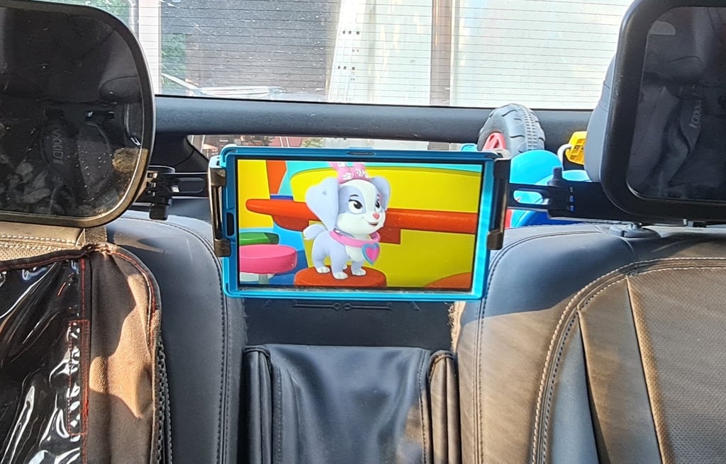 Center car seat tablet support link