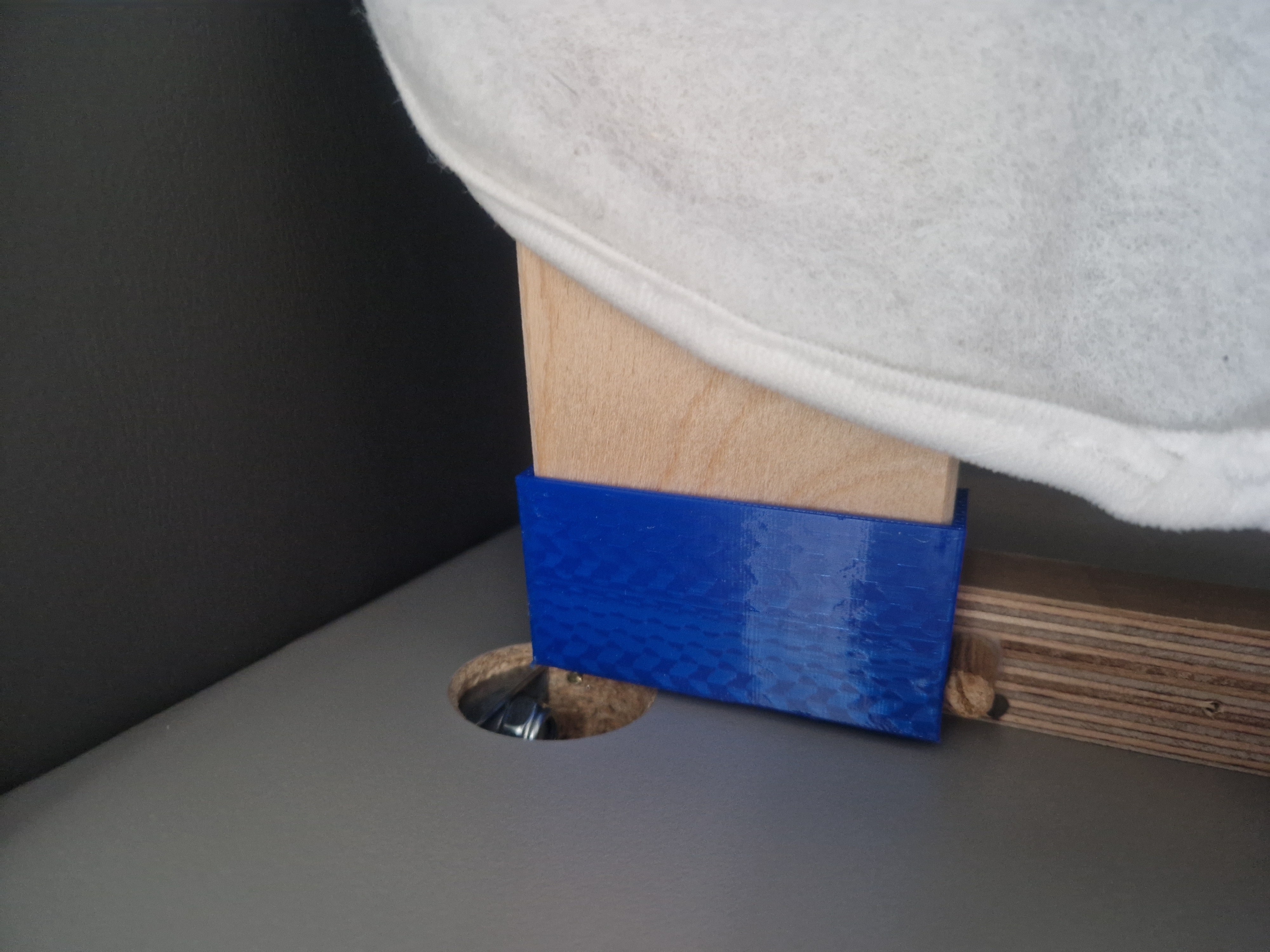 Bed slats anti creak cap
