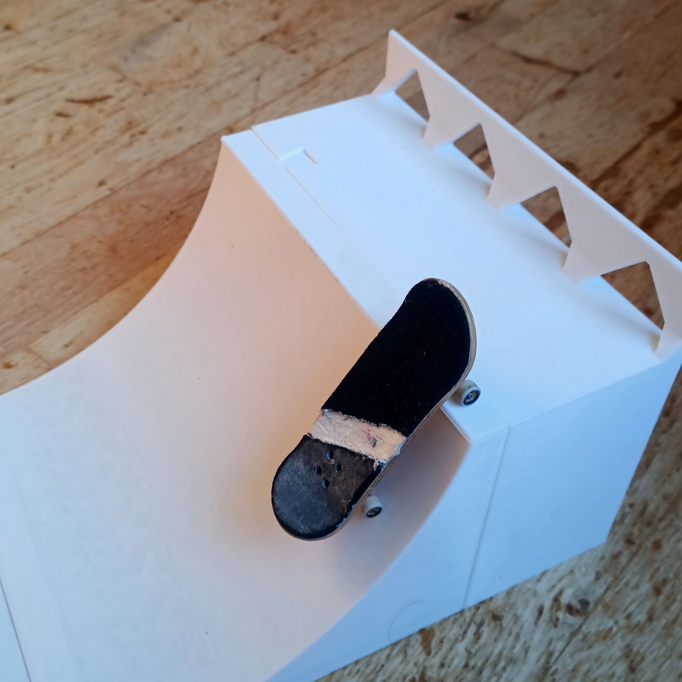 Full-sized Fingerboard Half-pipe (U-rampa na fingerboard)
