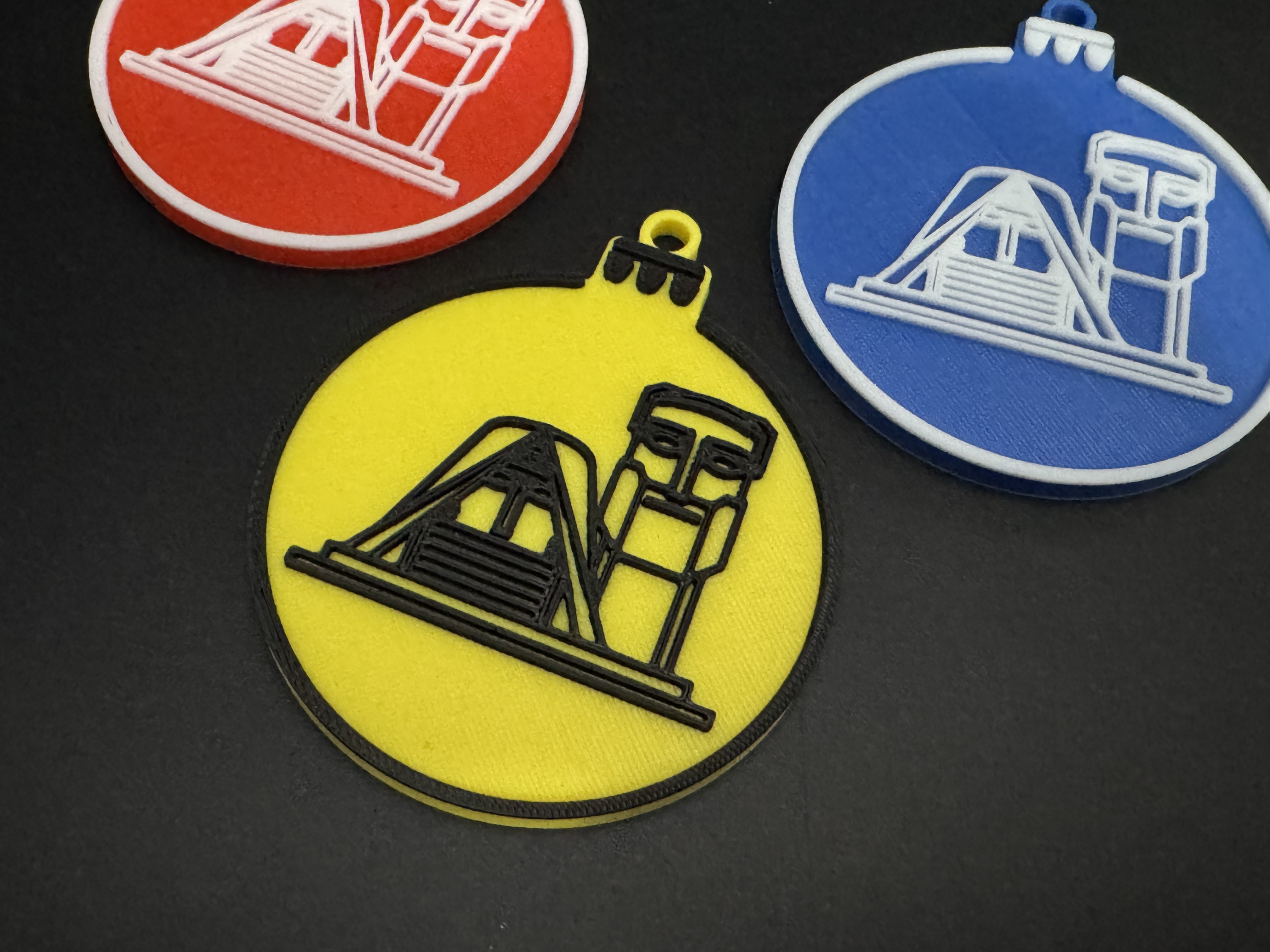 We Are Our Mountains - Tatik Papik (Grandma Grandpa in Armenian) - 2D Line Art Christmas Tree Ornament — miniatura 3
