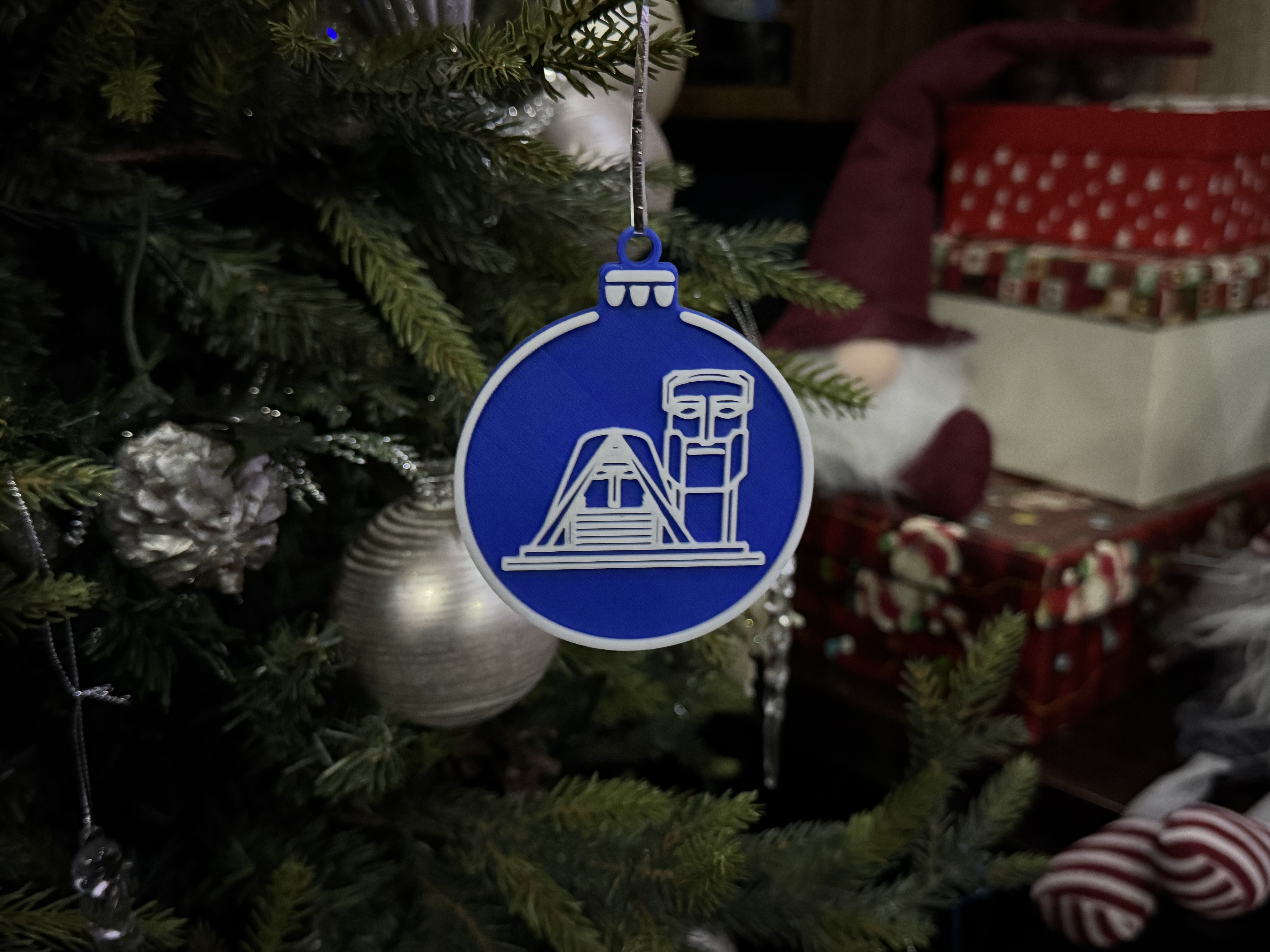 We Are Our Mountains - Tatik Papik (Grandma Grandpa in Armenian) - 2D Line Art Christmas Tree Ornament — miniatura 4