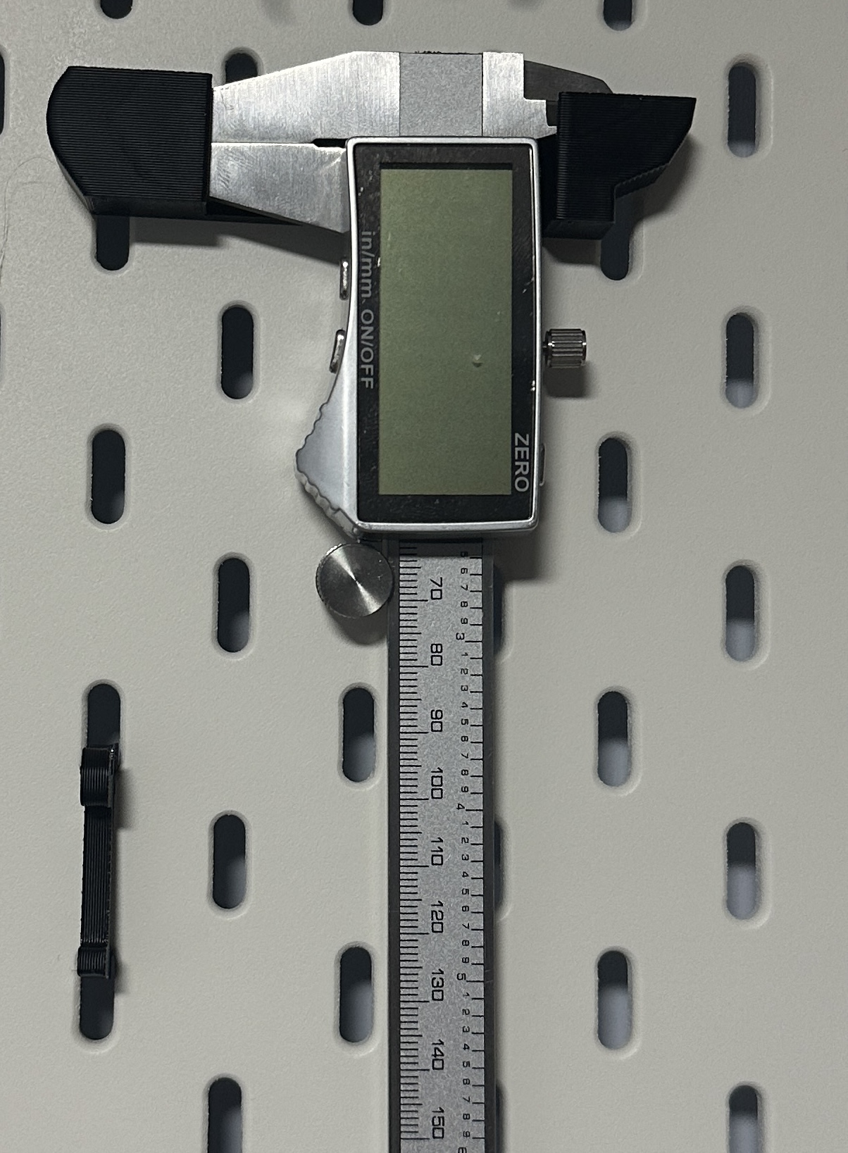 Skadis mount for a digital preciva caliper
