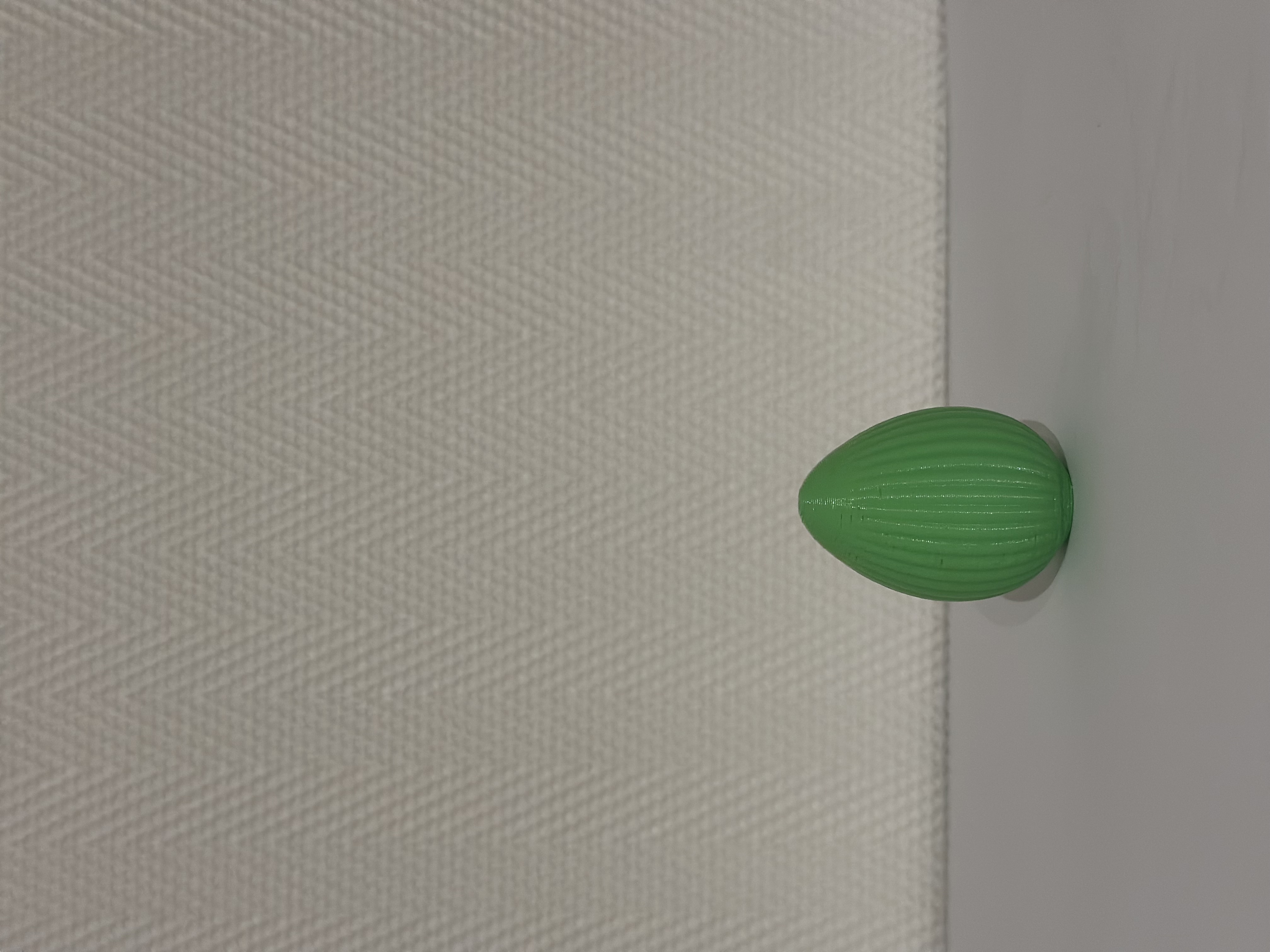 Osterei mit geripptem Muster / Ribbed Easteregg