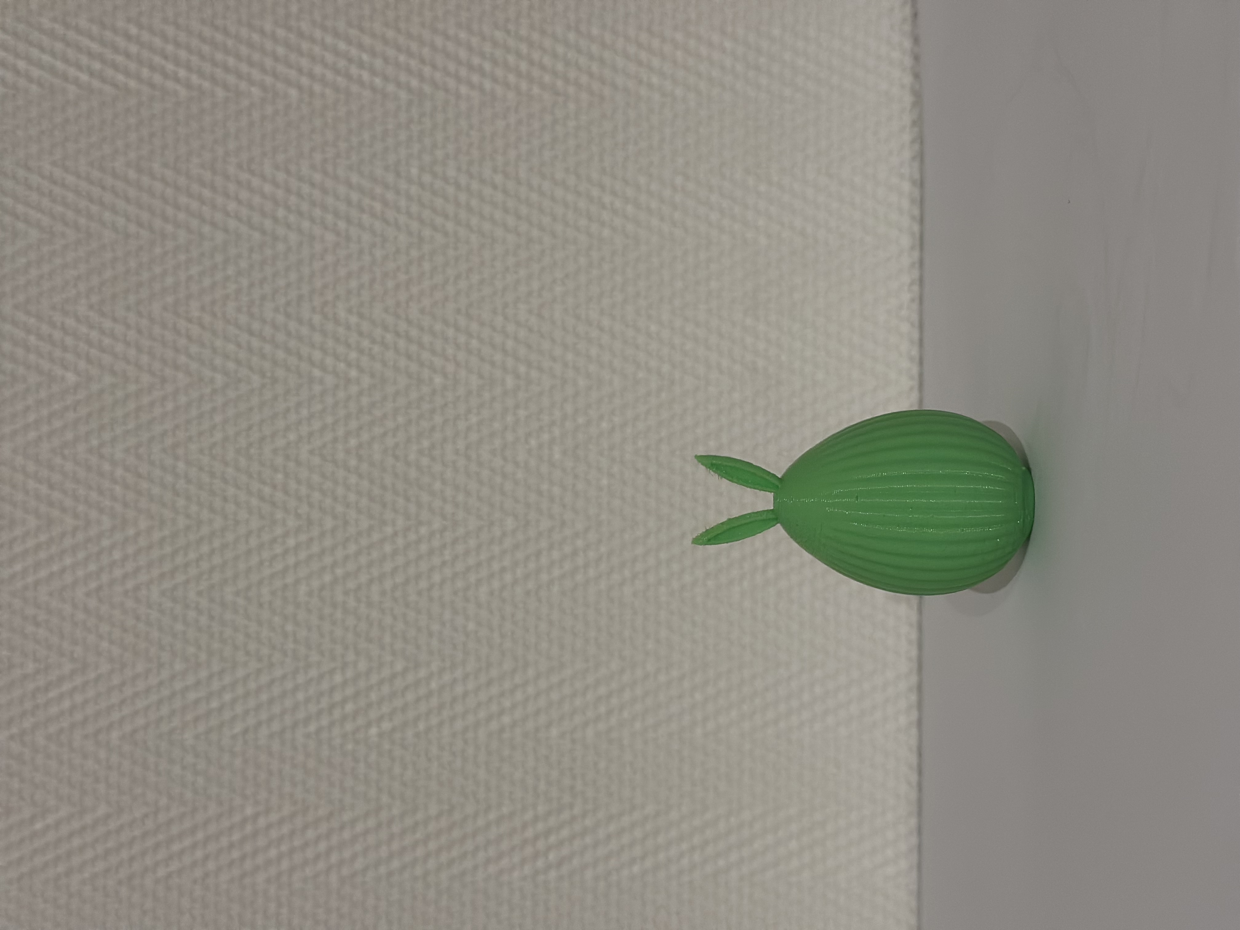 Osterei mit geripptem Muster und Hasenohren / Ribbed Easteregg with Ears