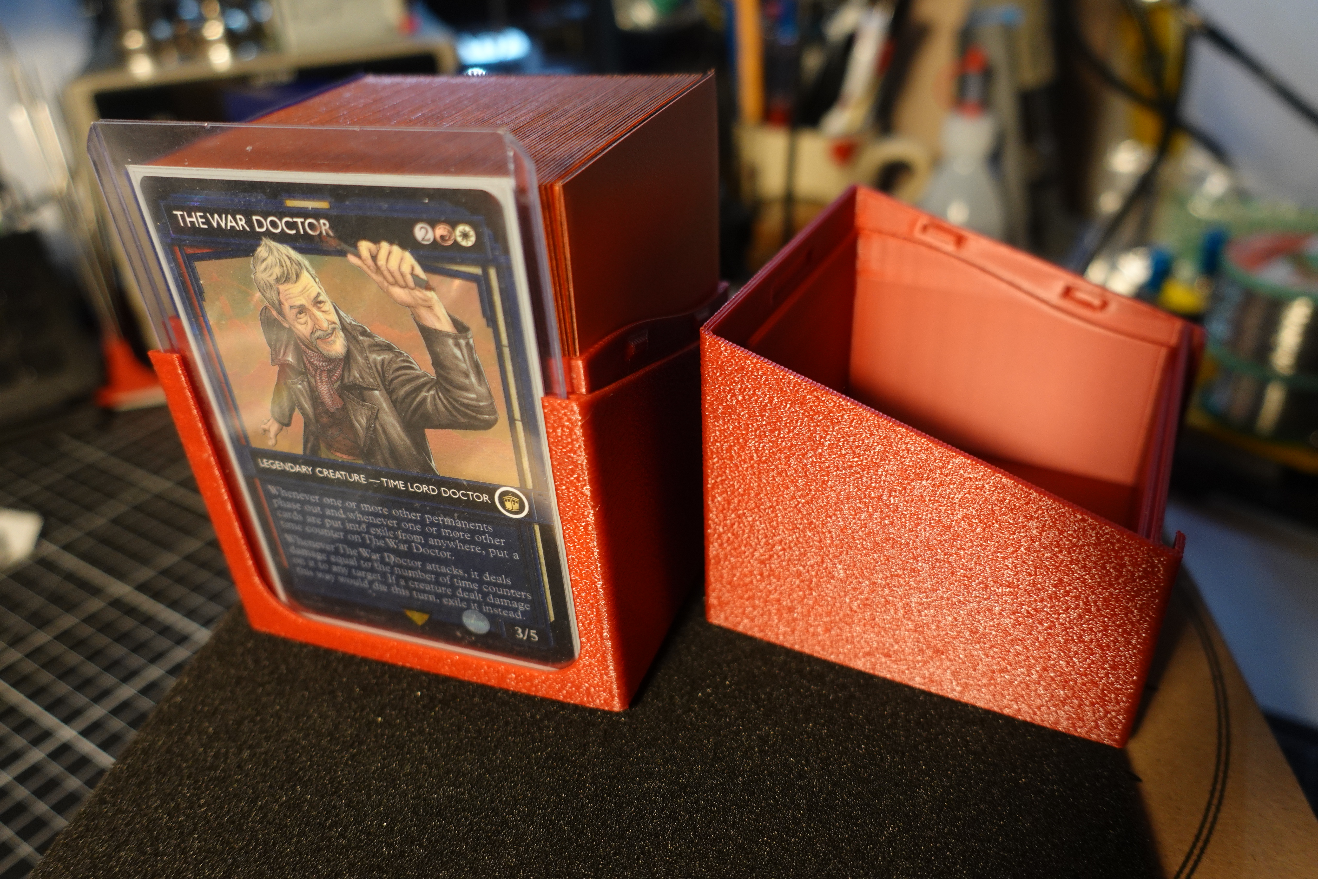 MTG 100+ Commander Deckbox with toploader in front
