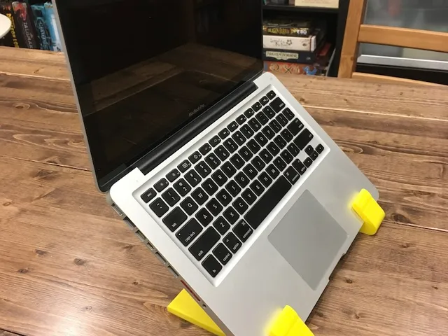 Laptop Stand - Macbook Pro (Early 2011 - 13 inch)