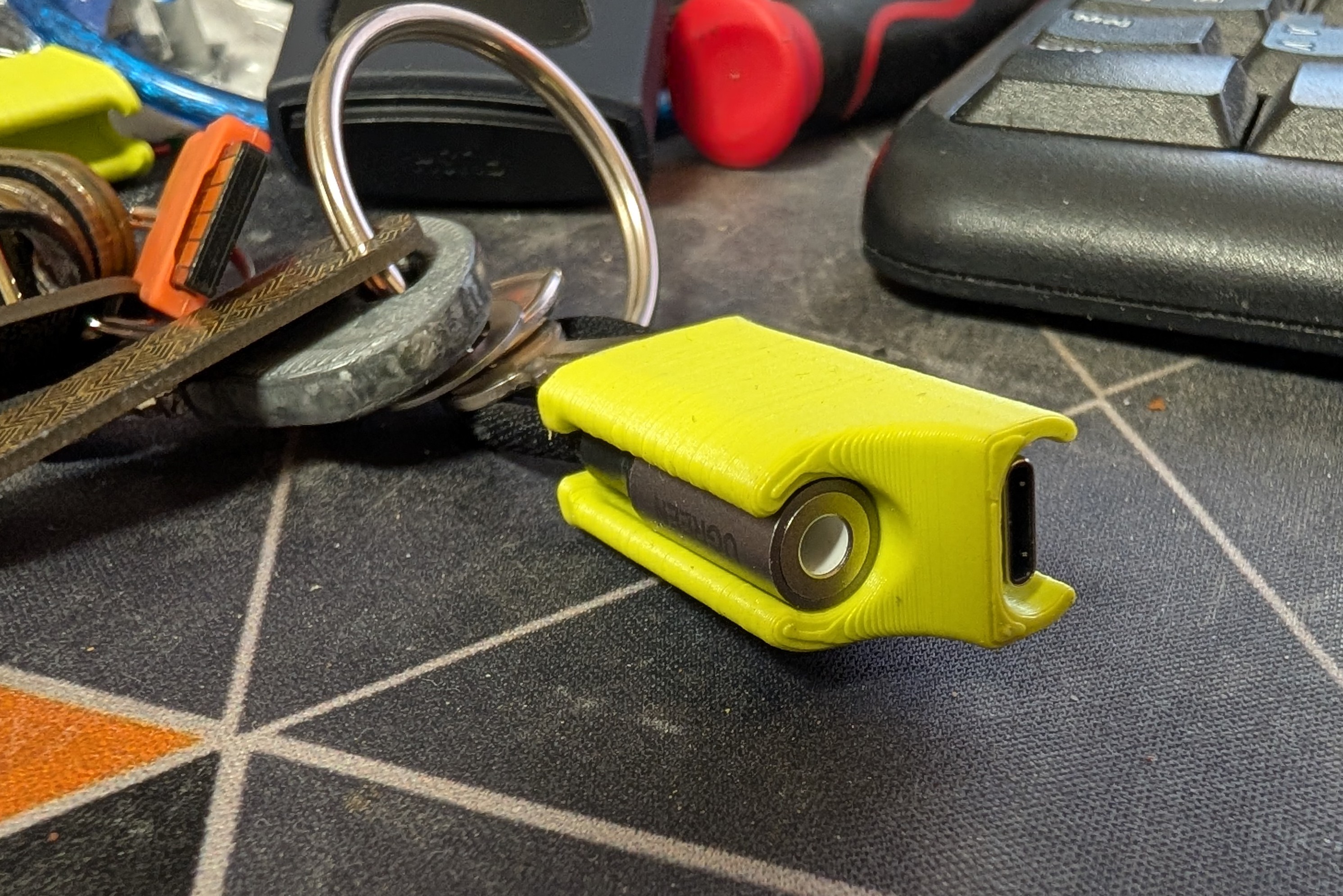 3.5mm audio jack usb-c / lighting keychain holder